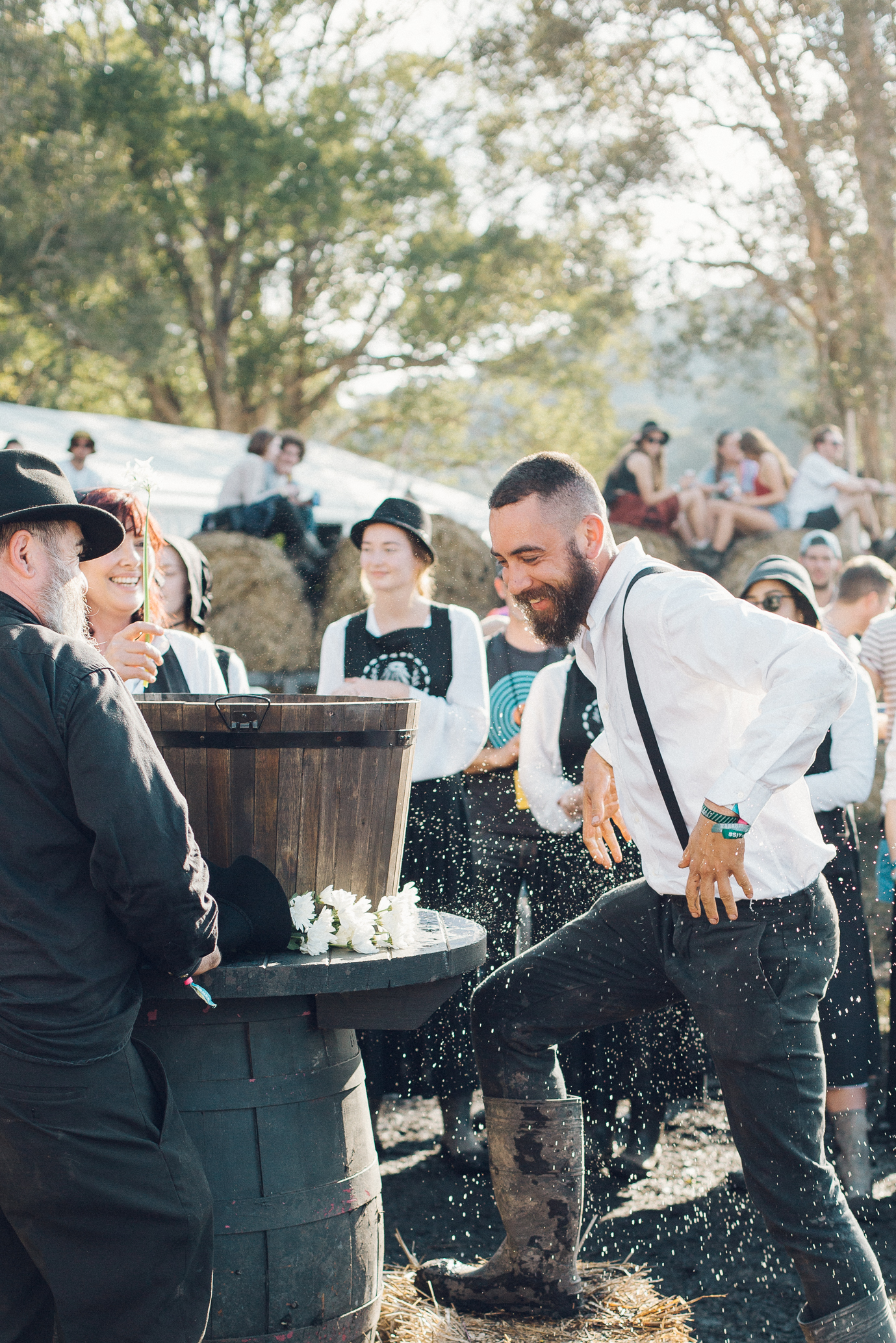 25.07.2015 V confused about this Amish sort of barn yard baptism ceremony at Splendour..??