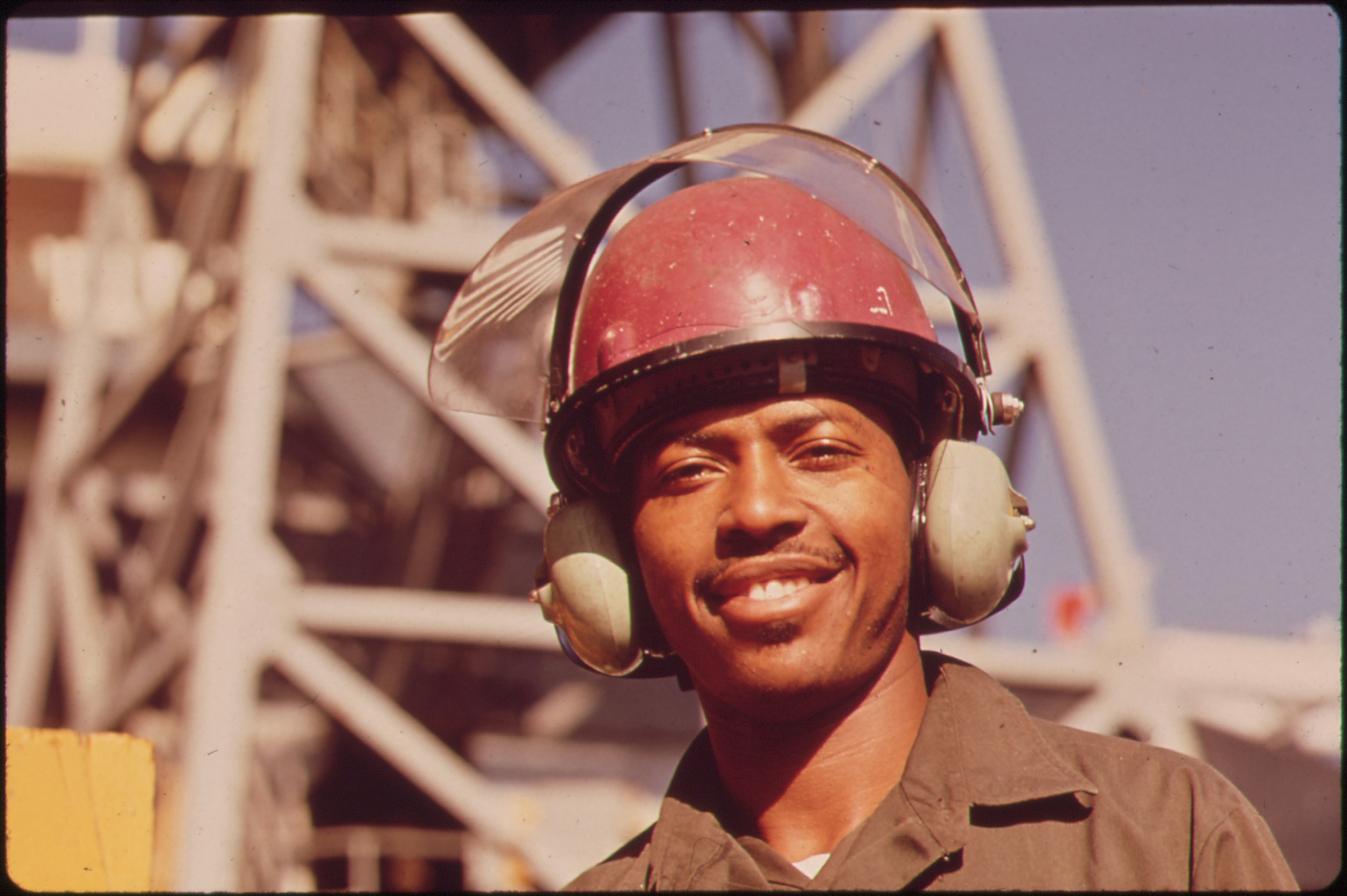 AVONDALE_SHIPYARD_WORKER_WEARS_SPECIAL_EAR_MUFFS_FOR_PROTECTION_FROM_THE_HEAVY_LEVEL_OF_INDUSTRIAL_NOISE_POLLUTION_-_NARA_-_546041.jpg