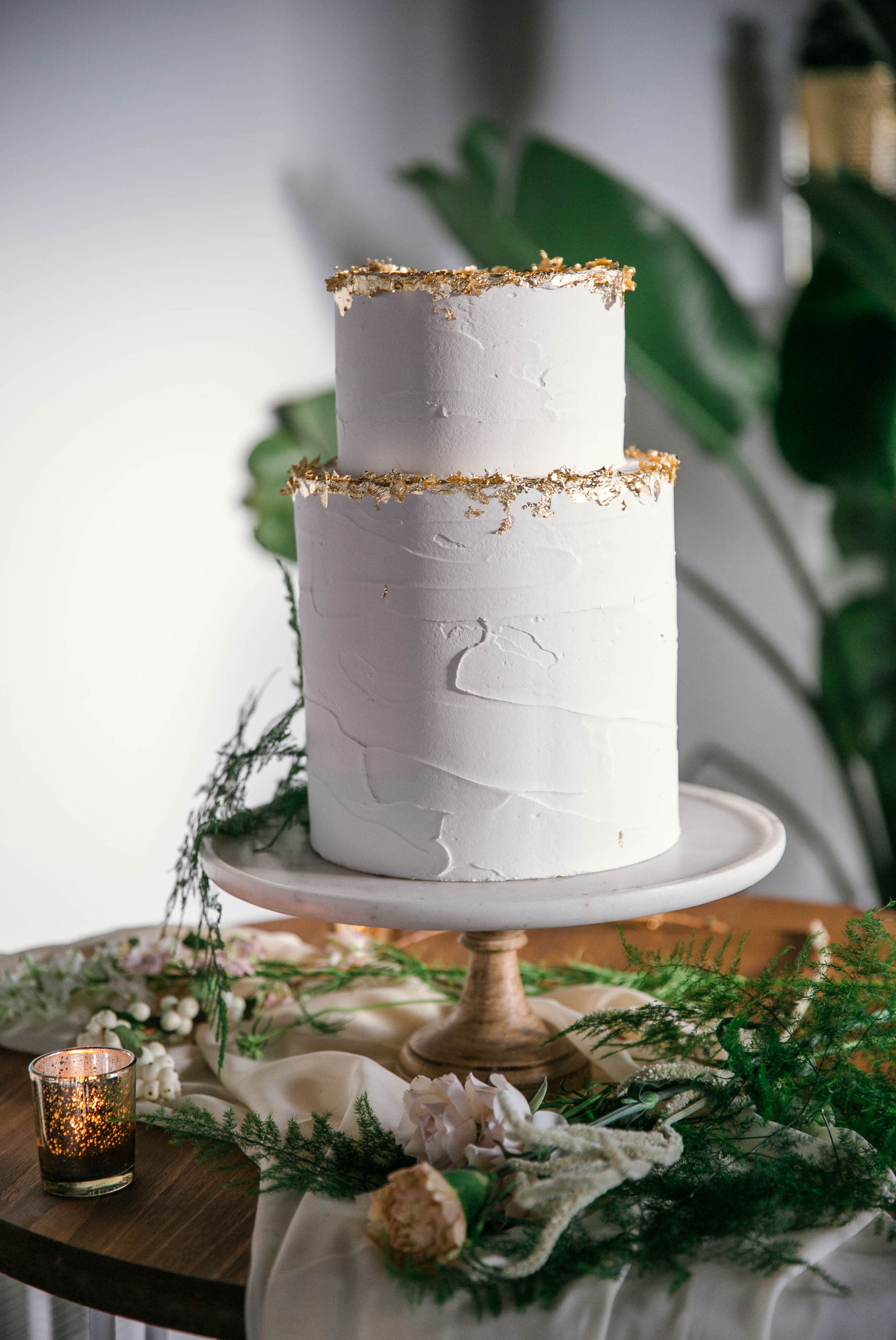Plain White Wedding Cake with Gold Accents made my Tortoise.Design - oahu hawaii wedding photographer