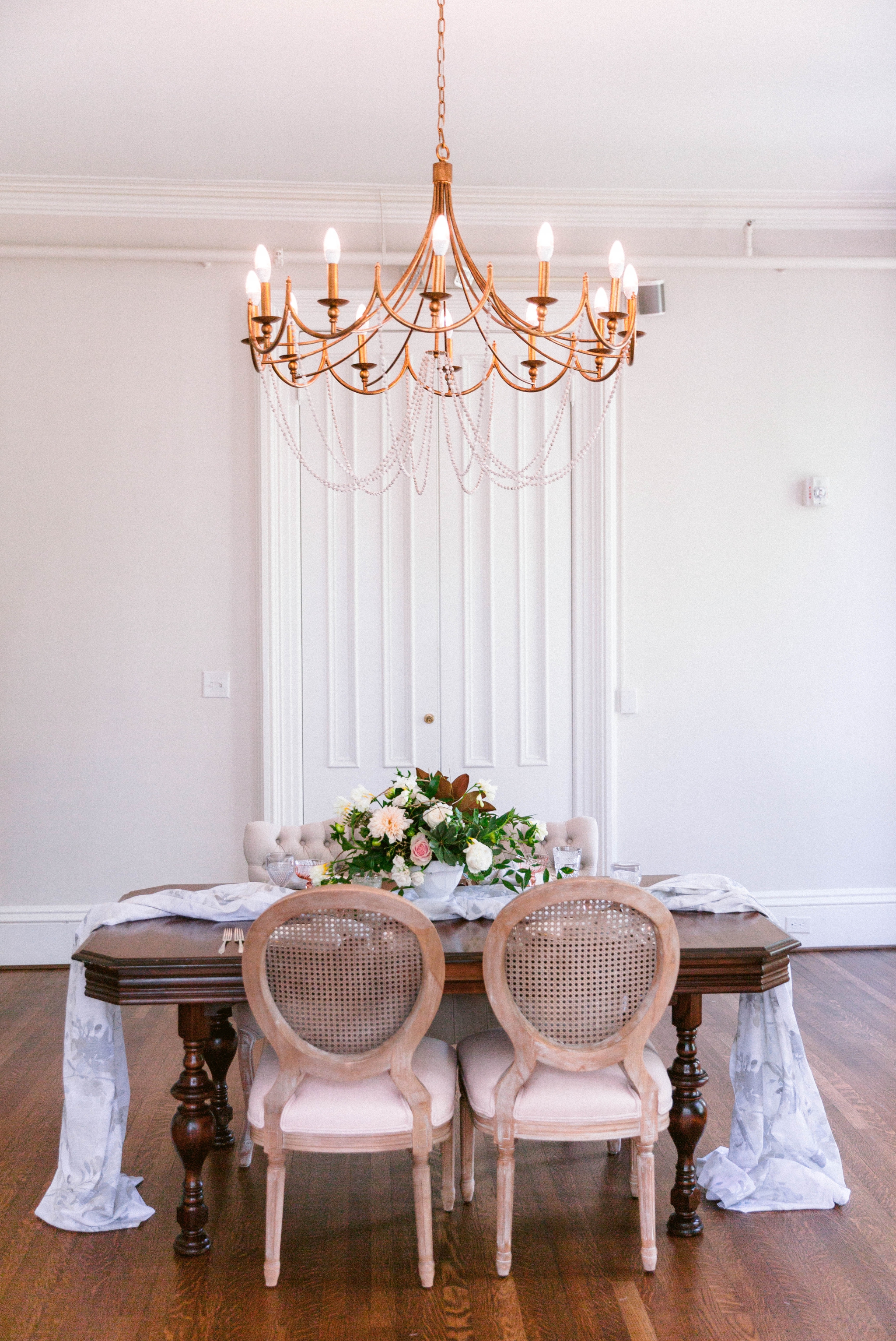  natural light dining room inspiration in an all white estate - blue and pink hues with lots of greenery - reception dinner decoration inspiration - honolulu oahu hawaii wedding photographer - johanna dye photography 