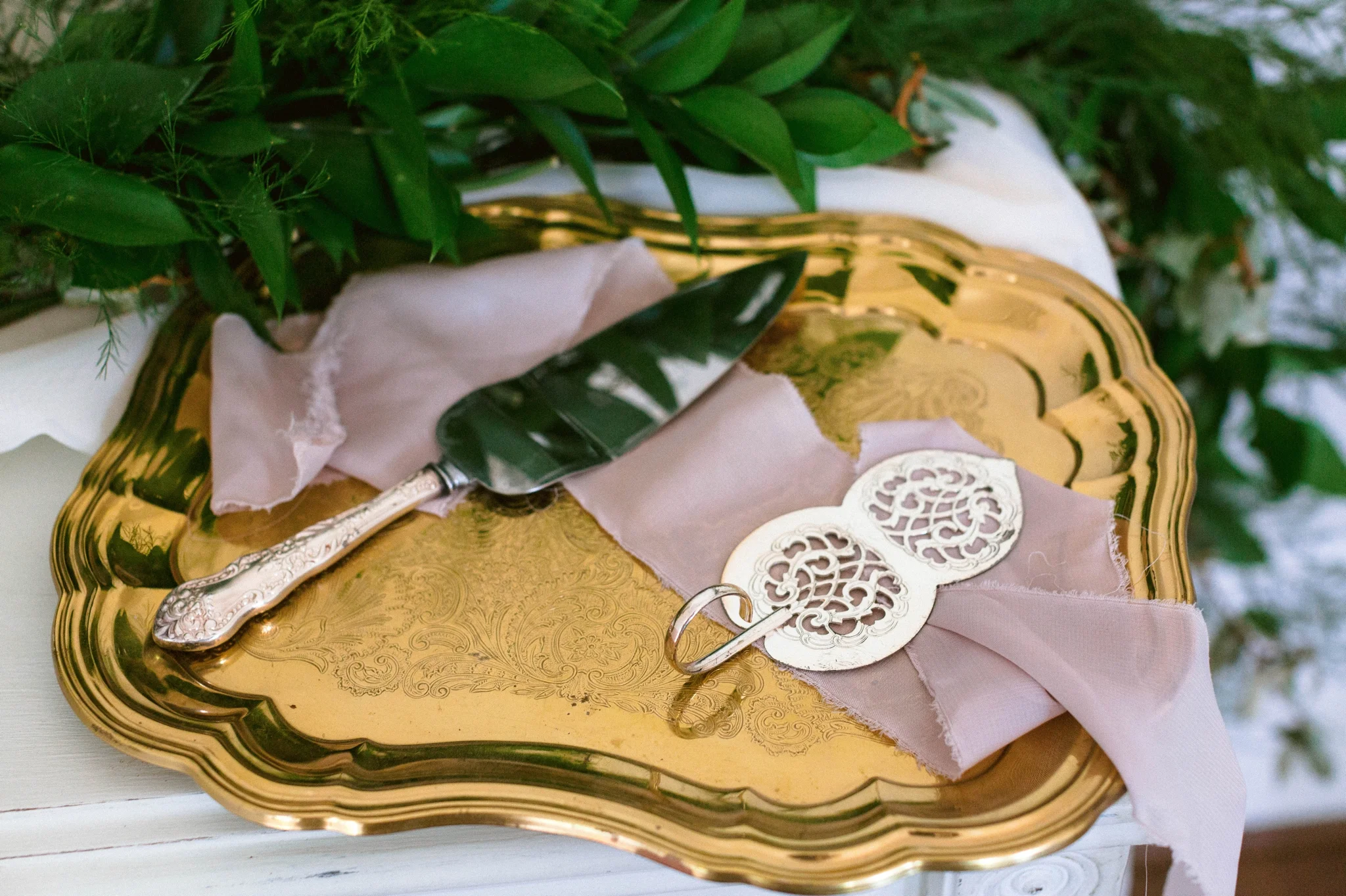 classic cake cutting server and knife on a gold tray - all white and neutral luxury cake table inspiration - honolulu oahu hawaii wedding photographer - johanna dye photography