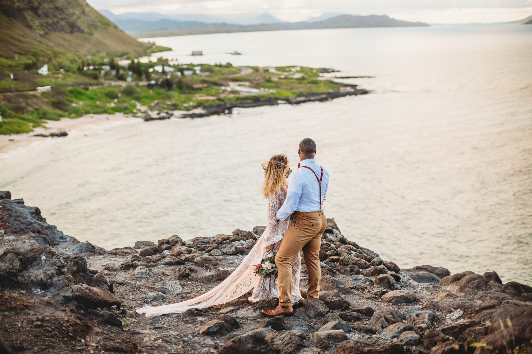  couple on the cliffs above Makapuu Beach at the Lookout, Waimanalo, HI - Oahu Hawaii Engagement Photographer - Bride in a flowy fringe boho wedding dress - lanikai lookout - deutsche hochzeits fotografin in hawaii - smal1 - dark and moody - true to 