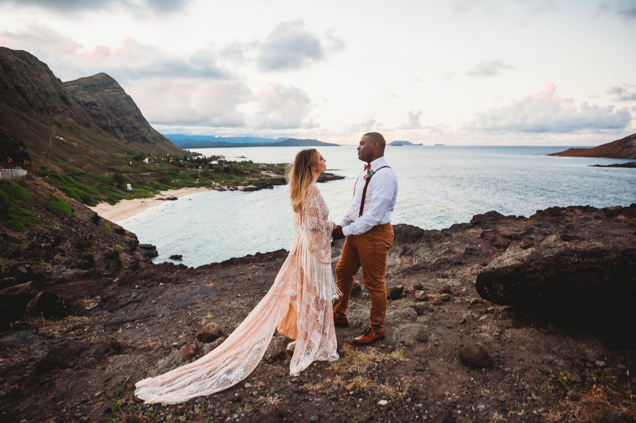 wedding ceremony at Makapuu Lookout overlooking the ocean and beach, Waimanalo, HI - Oahu Hawaii Engagement Photographer - Bride in a flowy fringe boho wedding dress - lanikai lookout - deutsche hochzeits fotografin in hawaii - smal1 - dark and moody - true to live