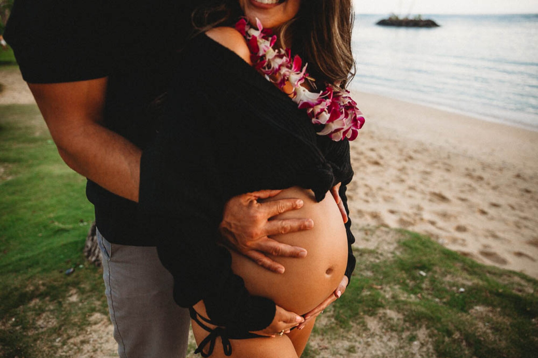 Sunset Maternity Photography Session at Kahala Beach in Oahu - Hawaii Family Photographer - Johanna Dye 18.jpg