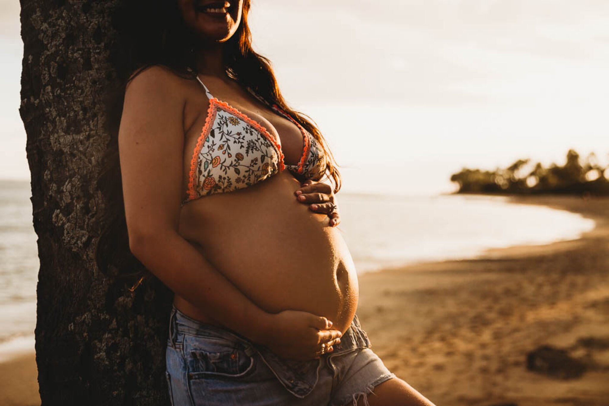 Sunset Maternity Photography Session at Kahala Beach in Oahu - Hawaii Family Photographer - Johanna Dye 3.jpg