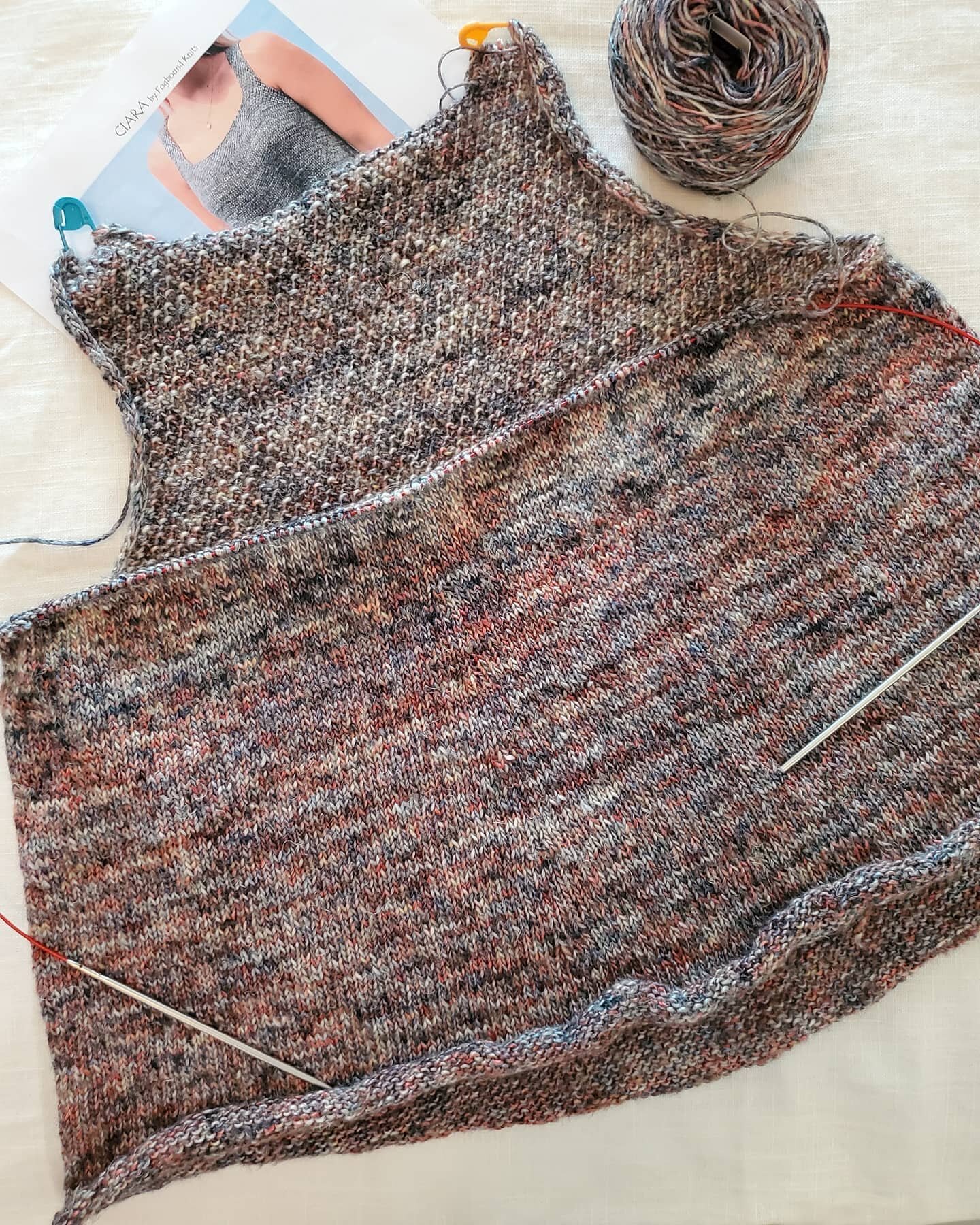 Ciara tank progress! The back is complete, now on to the front and almost done! 🤩 @1mesherri1 is really looking forward to wearing it very soon! Working this up in @malabrigoyarn Susurro is a dream! 🌈 This colorway is 🔥Fire Agate... 🥰 Susurro is 