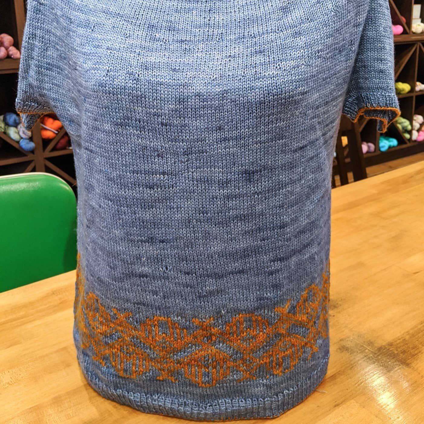 Check out this stunning Arte Nuova tee completed by @knitoneolivertoo in @redstagfibre Estate Fingering colorways French Waistcoat and Antique Leather!! So pretty 😍 Check out all the Red Stag options we have in our online shoppe (link in bio above),