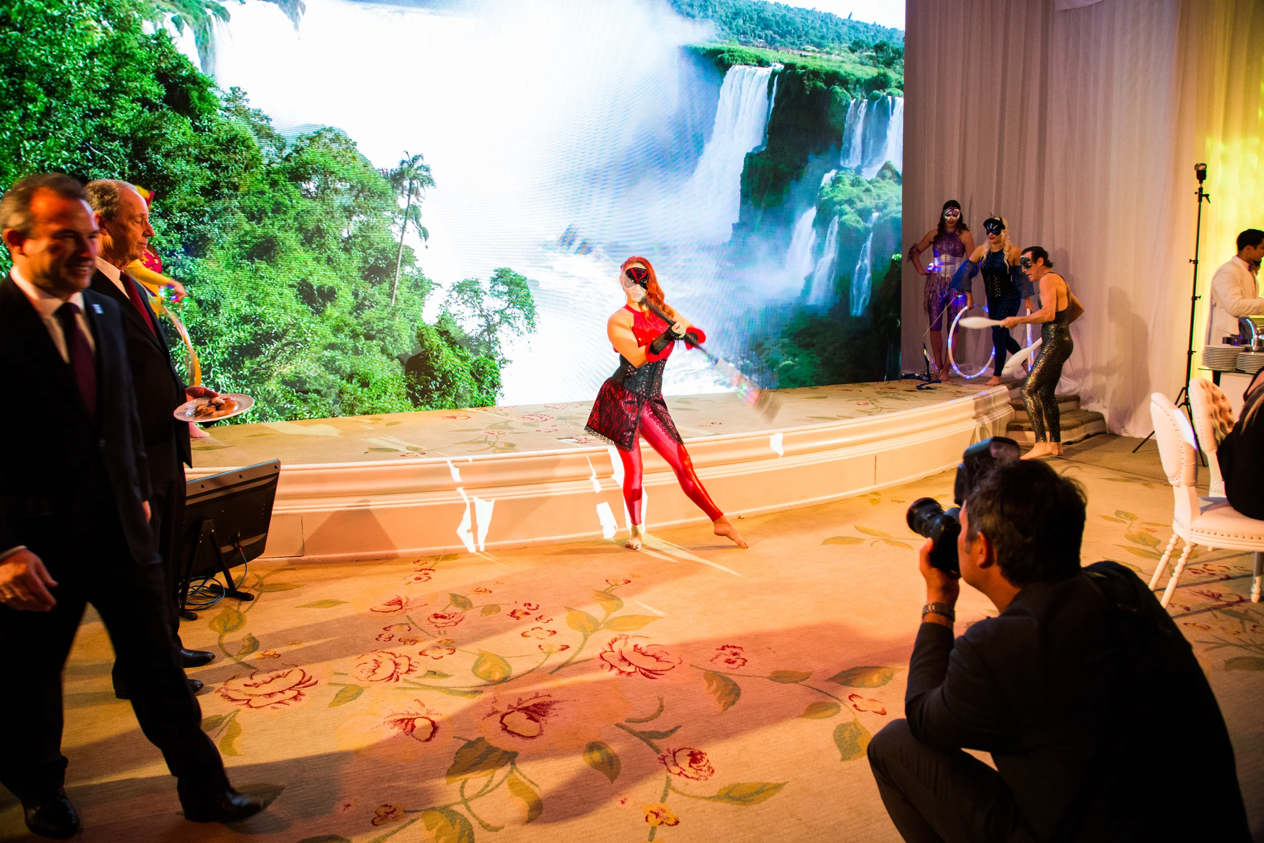 11-21-15_TravelStore-cirque_camera.jpg