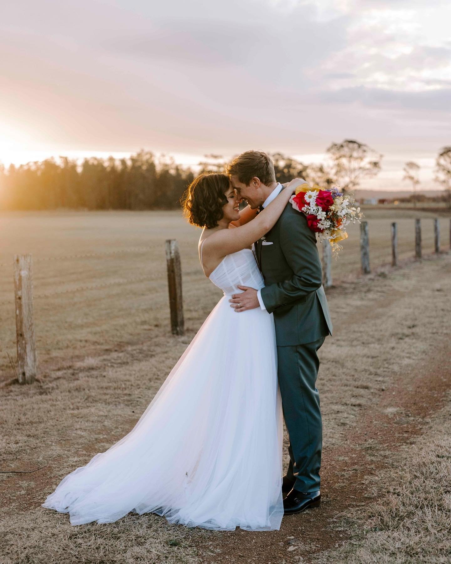 Still dreaming of these colours!! 💕🌻🌹🌞 #weddingflowers #weddinginspo #bride #weddingphotographer #huntervalleywedding