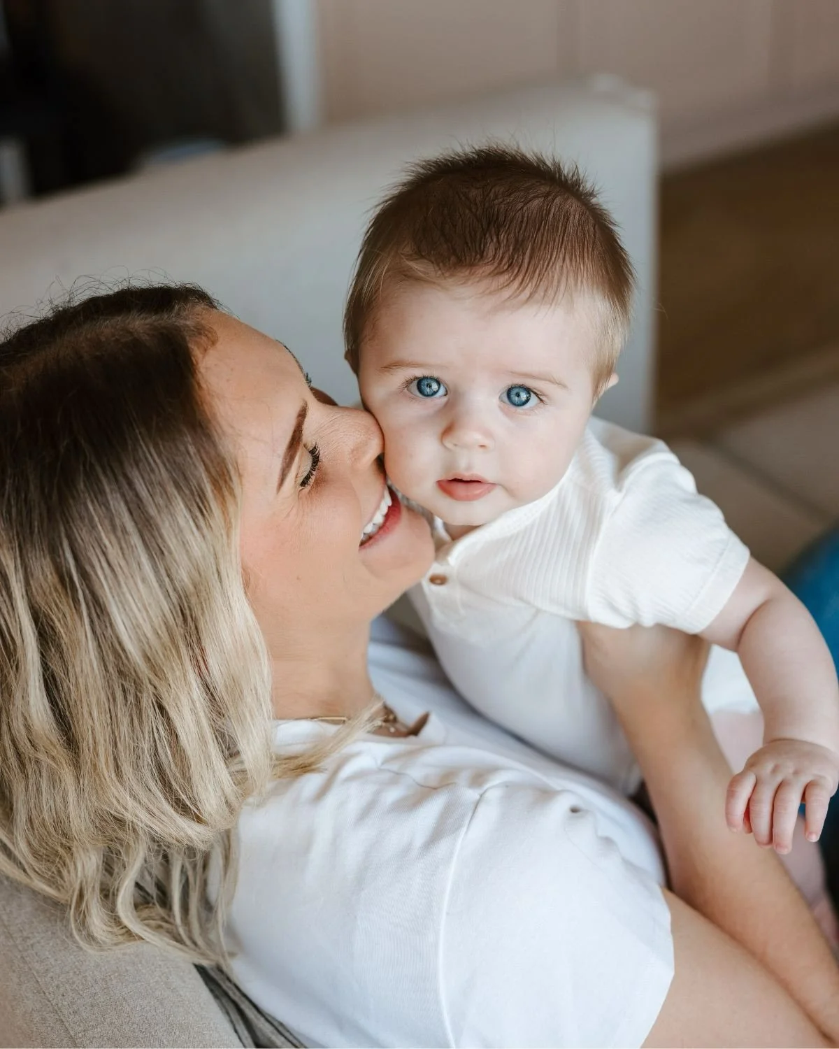 Mother&rsquo;s Day will be here before we know it! Family sessions at home can be such a beautiful gift (they will also last longer than flowers &amp; chocolate😉). The photos from these sessions are such a special keepsake. Capturing your family hom