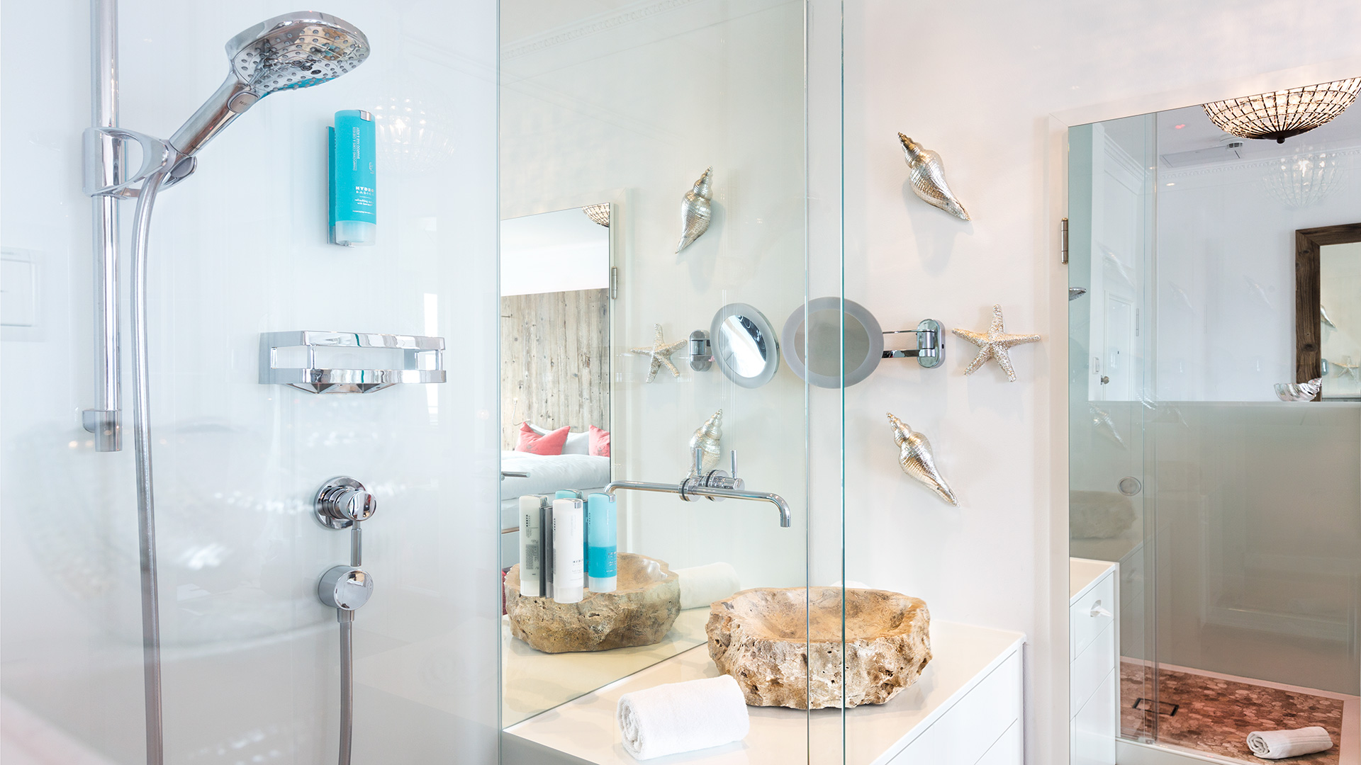 Designerbad mit begehbarer Dusche / Hotelfotografie