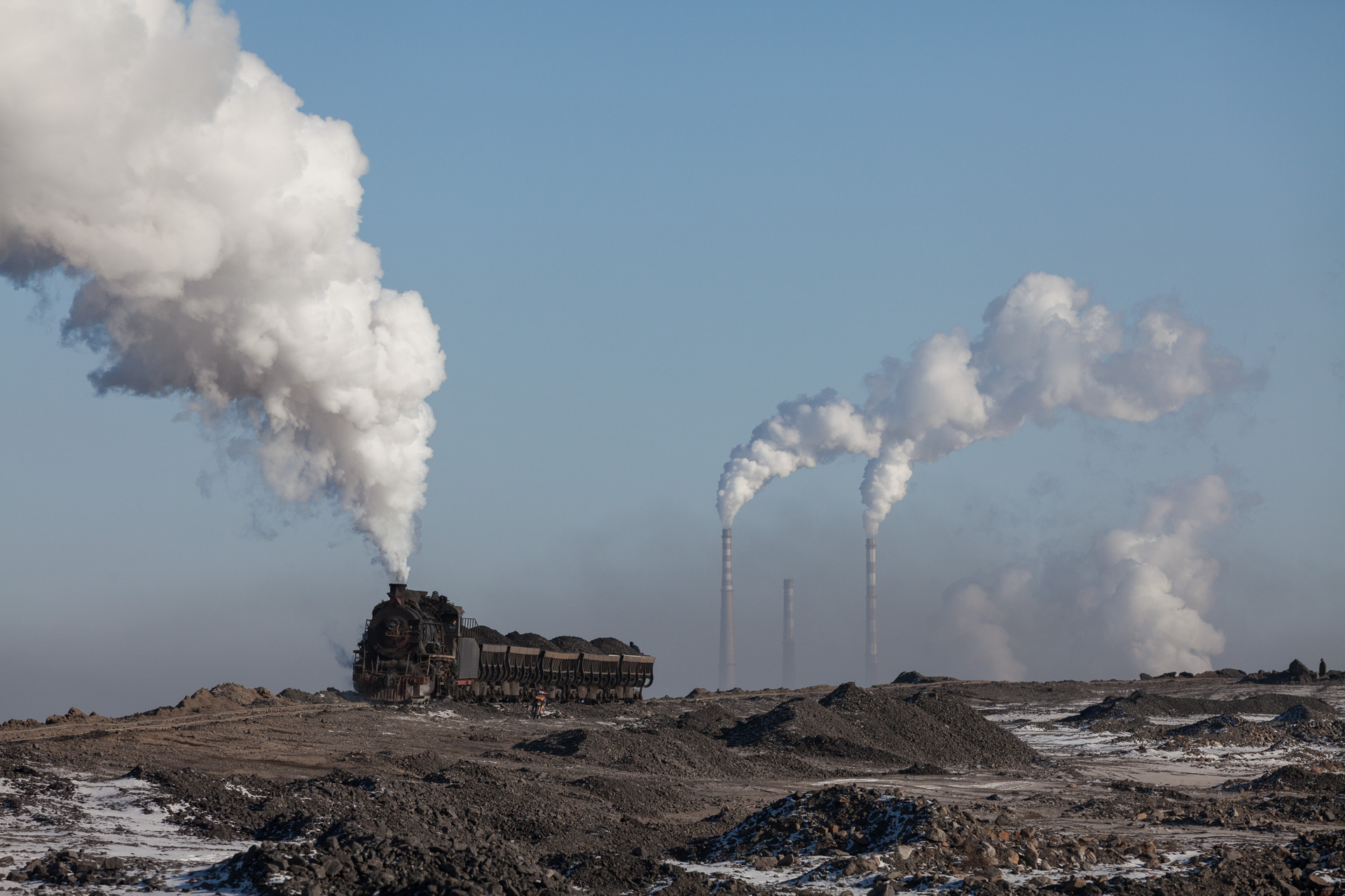  Der Abraum- und Schlackenberg überragt schon lange das Kohlekraftwerk in Fuxin. 