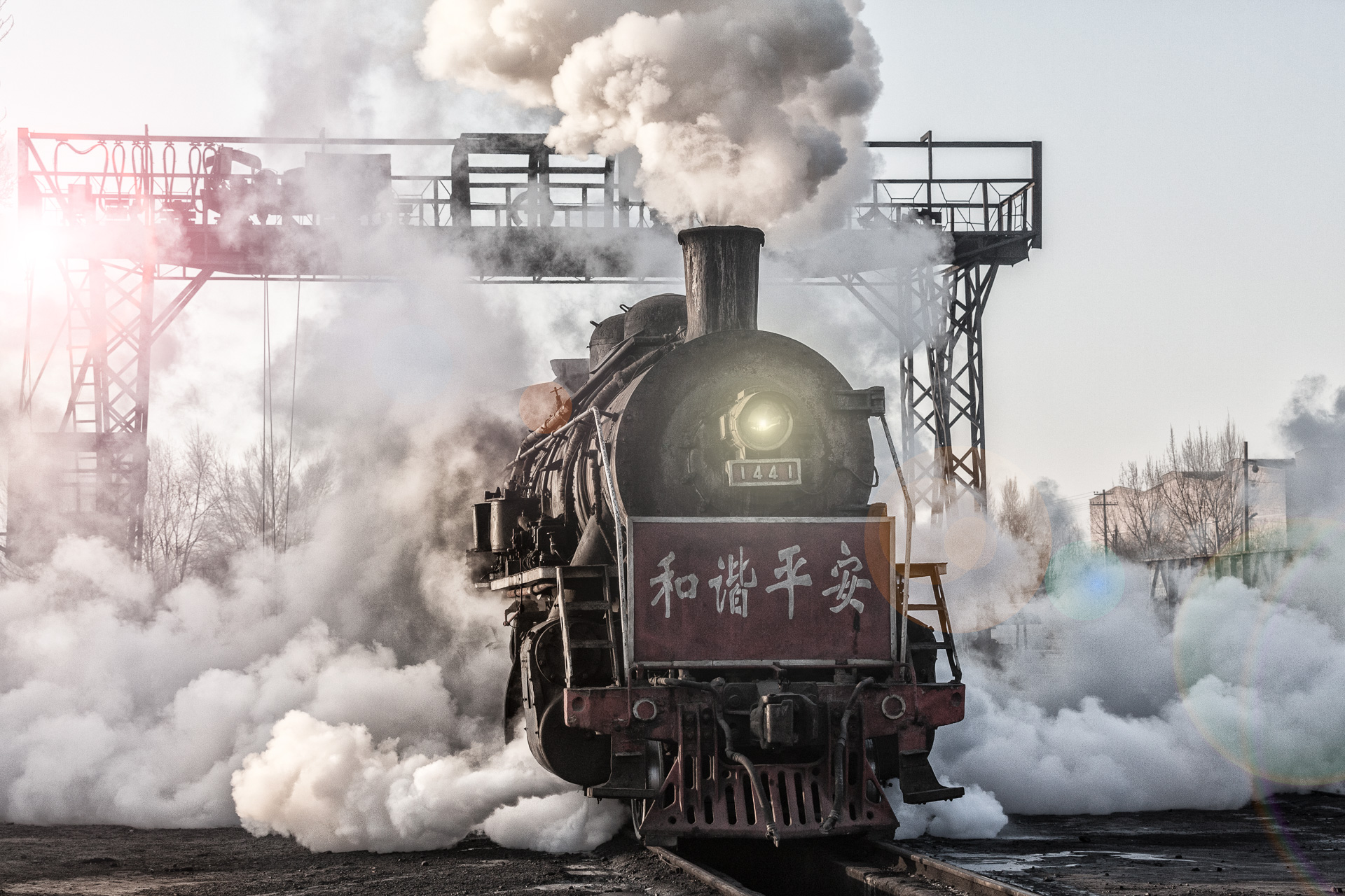  SY 1441  unter dem Kohlenkran der Einsatzstelle Zhuangmei hüllt sich fotogen in tosende Dampfschwaden. Sie wird den nächsten Zug übernehmen. 