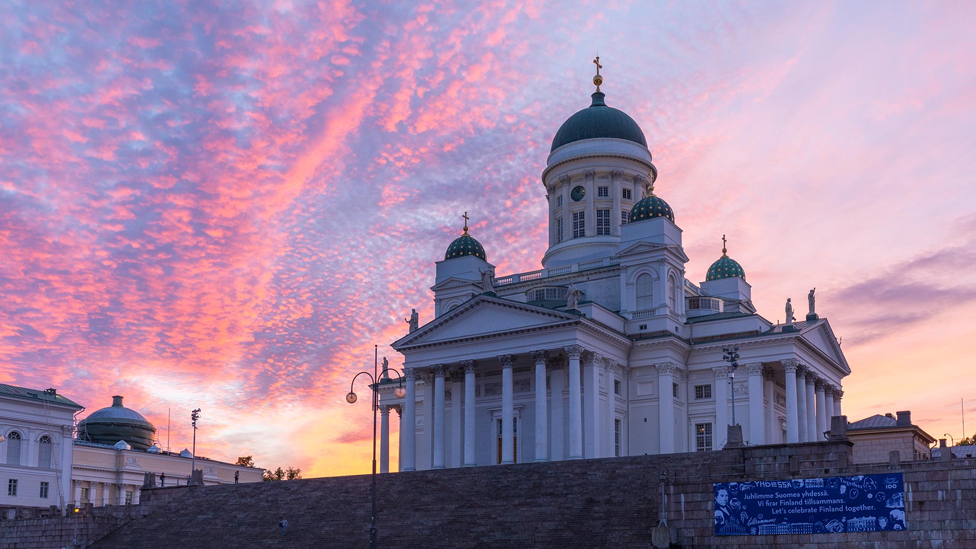 Abend in Helsinki: die Kathedrale im Abendlicht