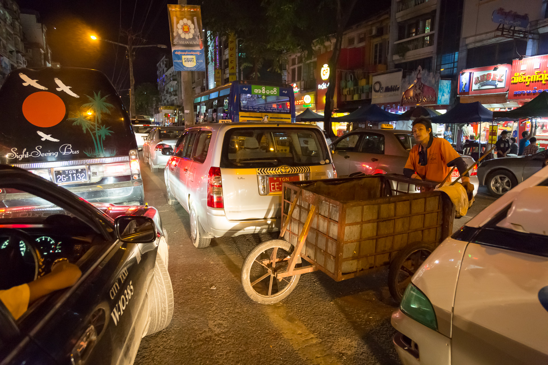 nächtliches Treiben in Yangon