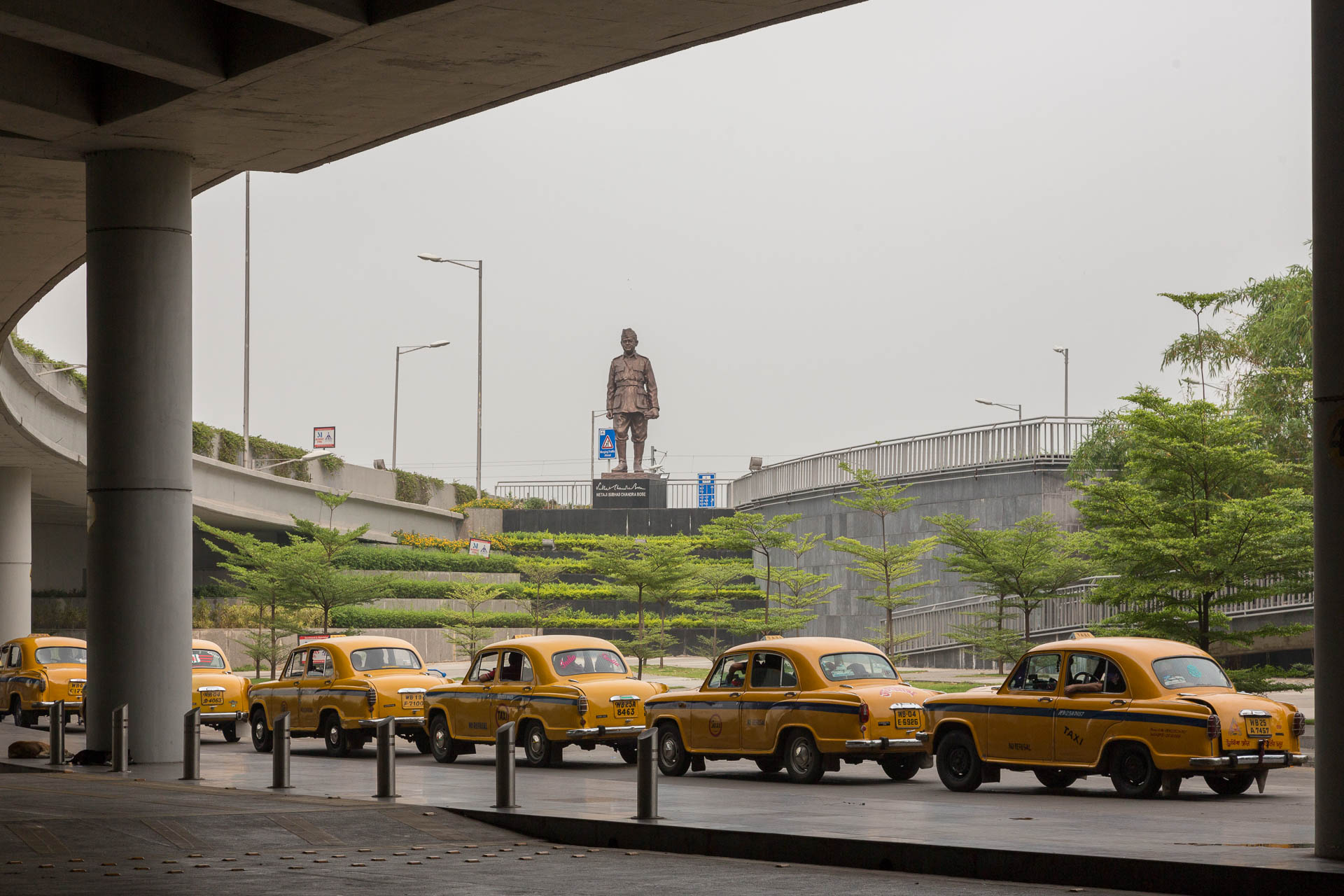  Kolkata Airport - kleine Gelbe begrüssen uns 