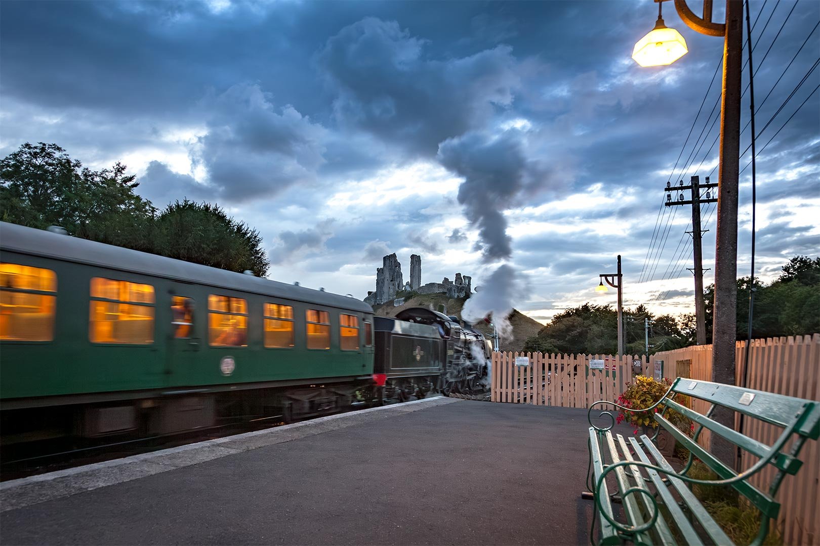 Corfe Castle Station ist ein Eisenbahn-Idyll! Hier erleben wir die Abfahrt des Abendzugs mit der Lok 31806. Corfe Castle, Grafschaft Dorset, England.