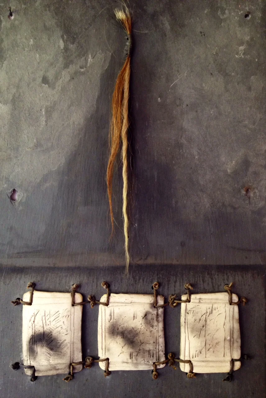 Skiffertavle. 1988. 60x35. skiffer, ler,læder og hestehår.