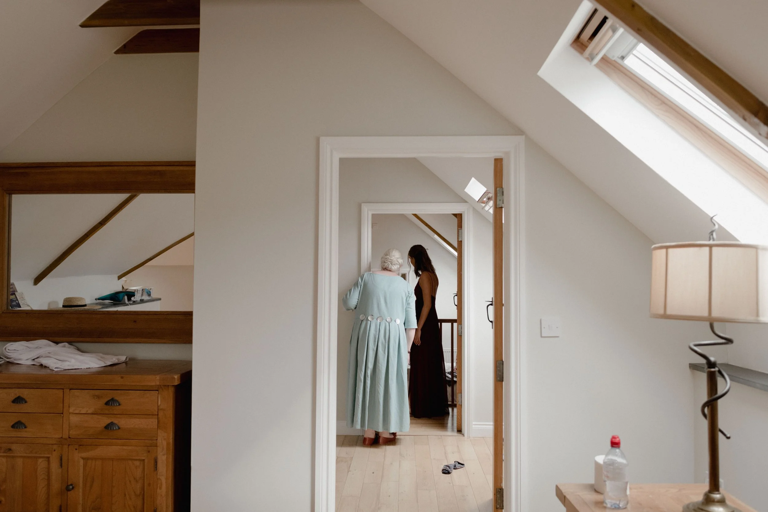 reportage moments of mother of the bride looking in