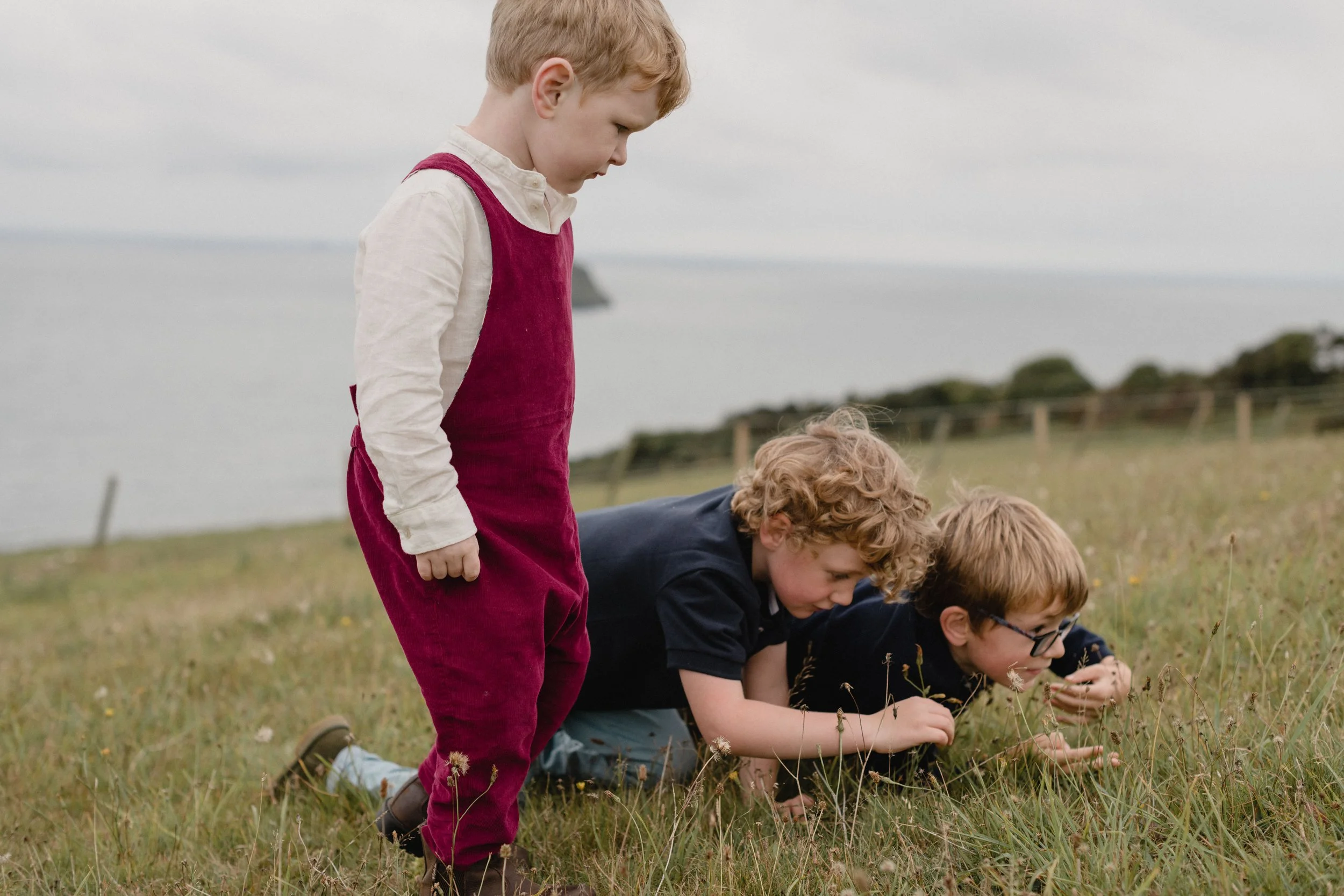 beautiful and artful candid moments of children playing by the sea