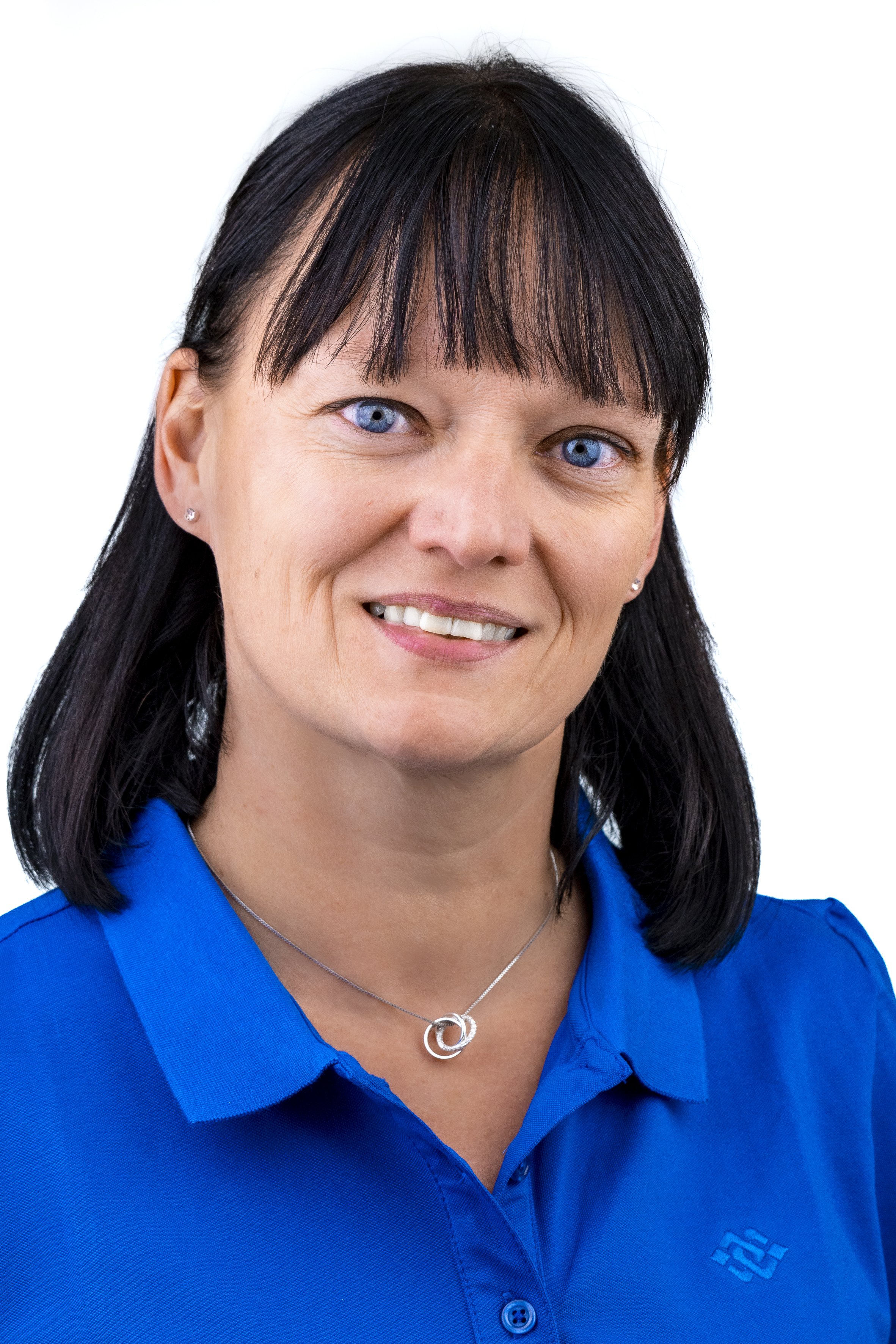 Mitarbeiterinnen-Portrait vor neutralem Hintergrund
