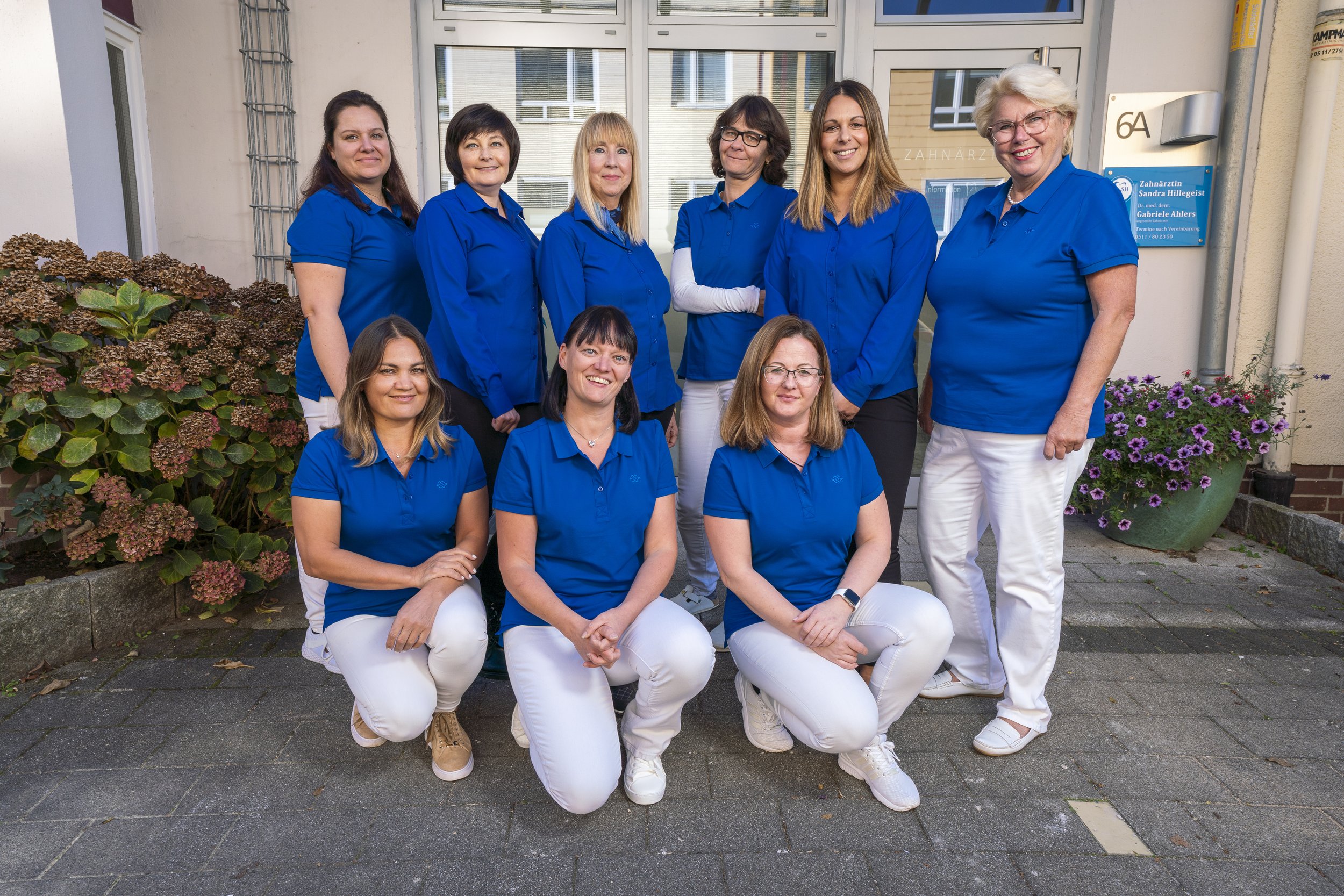 Gruppenfoto des Praxisteams einer Zahnärztin