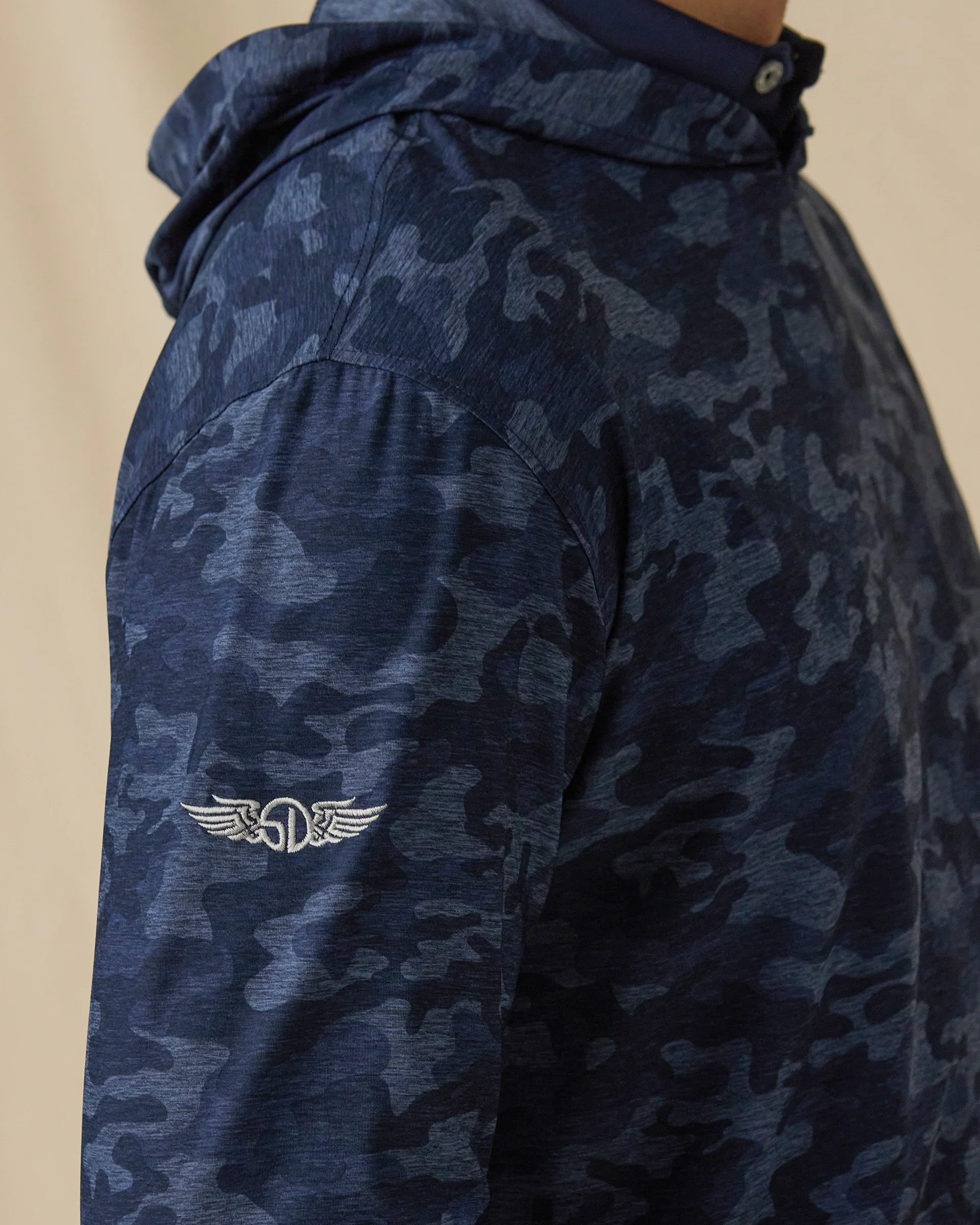M300003_commander-hoodie-new-indigo_sleeve_logo_5.webp
