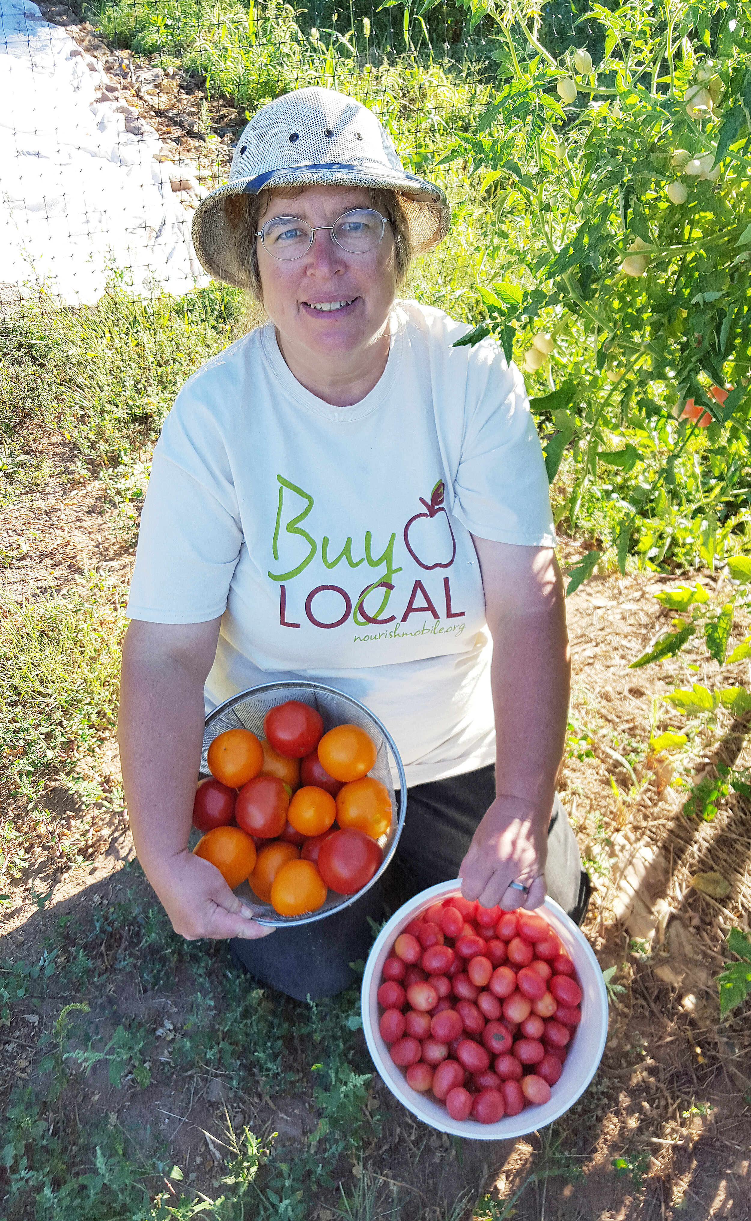Dorene Pasekoff展示了她在宾夕法尼亚州家中种植的西红柿。