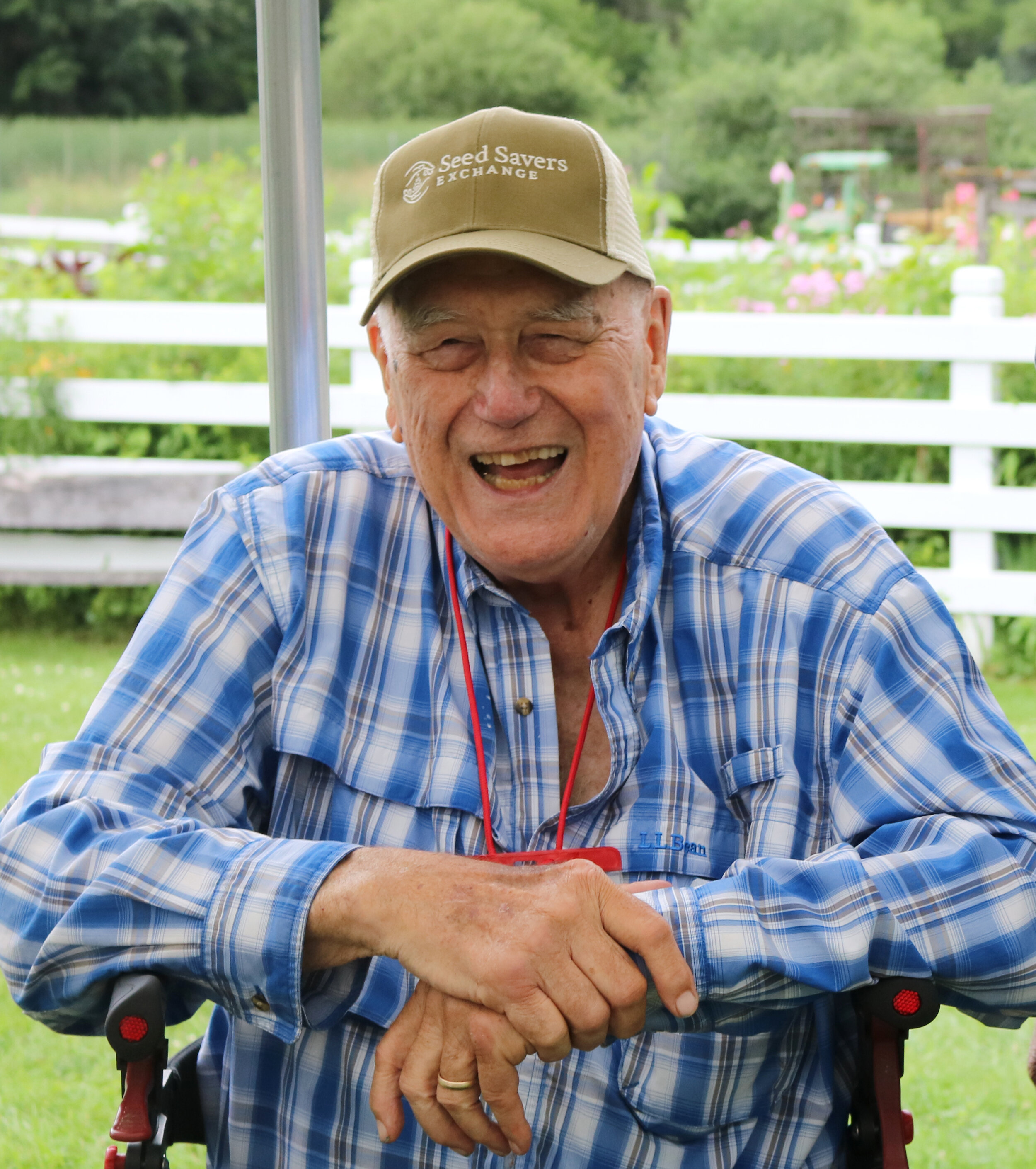 约翰·斯文森(John Swenson)在2019年种子保存者交易所(Seed Savers Exchange)的传统农场露营期间开怀大笑。亚博电竞演员