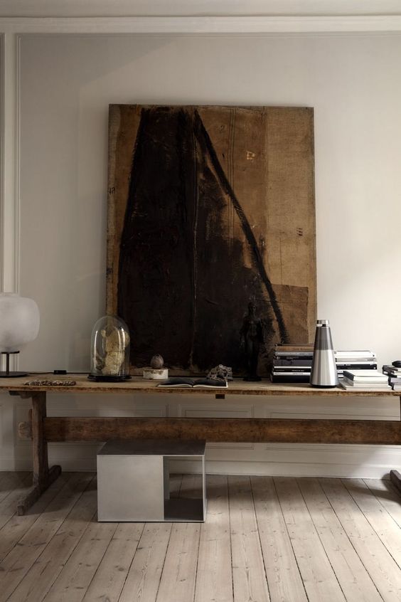 Design Oliver Gustav Sculpture in resin, glass dome, by the late Emil Westman Hertz , and the round table lamp by Italian Vincenzo De Cotiis , ustic painting by the late Alberto Burri . Source Bo Bedre © Heidi Lerkenfeldt/CPH Editorial