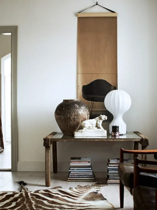Table Eero Saarinen , English hand painted wallpaper by Deborah Bowness , Designer and owner of Lily and Oscar Josephine Ekstrom