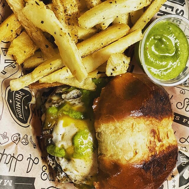 WEEKEND BURGER SPECIAL at @huntclubtulsa 4-late Chorizo/sirloin burger with house made white queso, fried egg and Guasa sauce on a potato bun.  #empinainteasy @tulartsdist