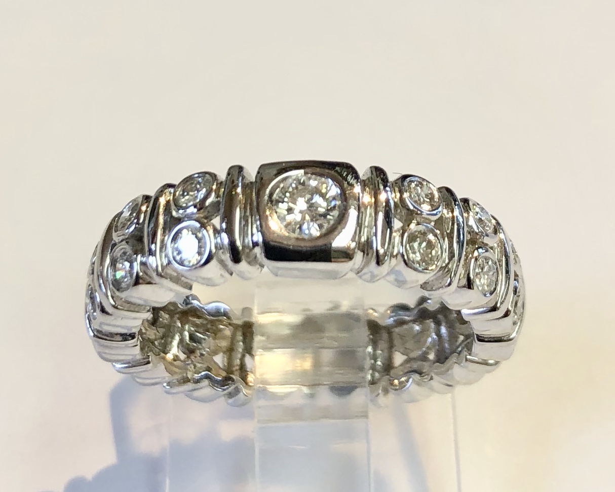Item No A99 USD695 18K White Gold Diamond RIng/Band Lovely quality ring with .76 carats of diamonds. .16 in the center and 10 diamonds on each side on the ring. 5,2 Grams