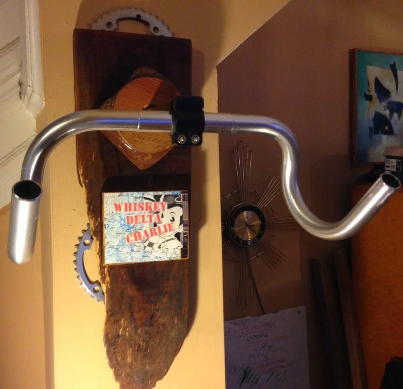 Un regalito for the #sadiehawkinsalleycat last week. Holds the big frames.