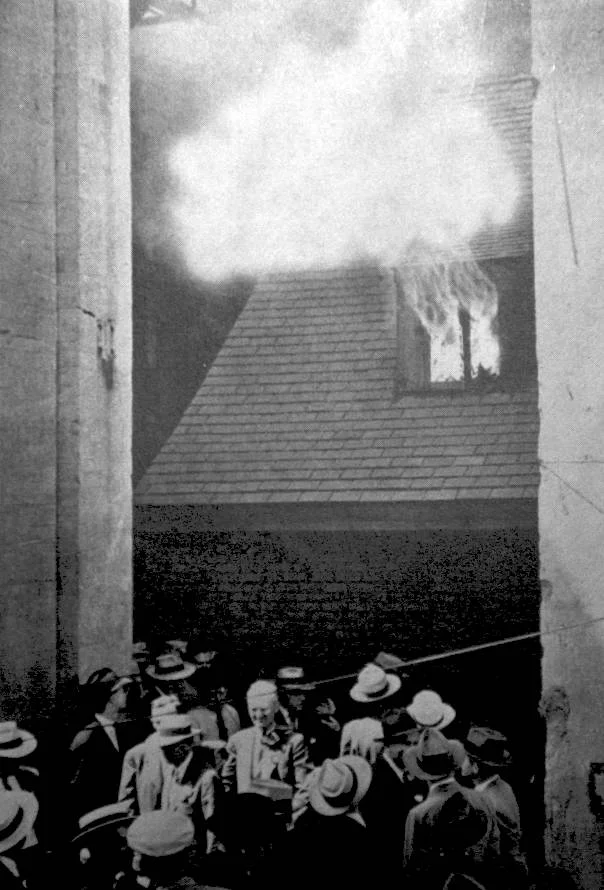 1943 Standard Oil napalm burning test
