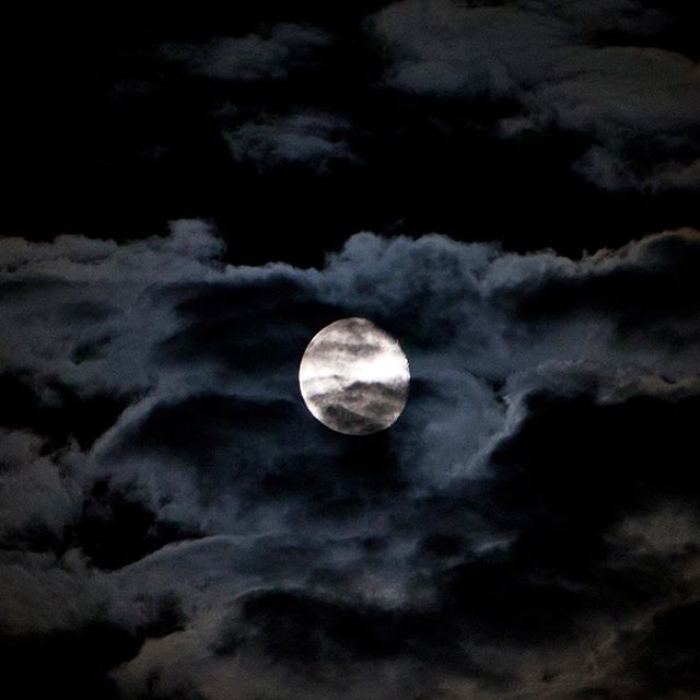 Mooooon... #moon #night #nightsky #sky #clouds #nature