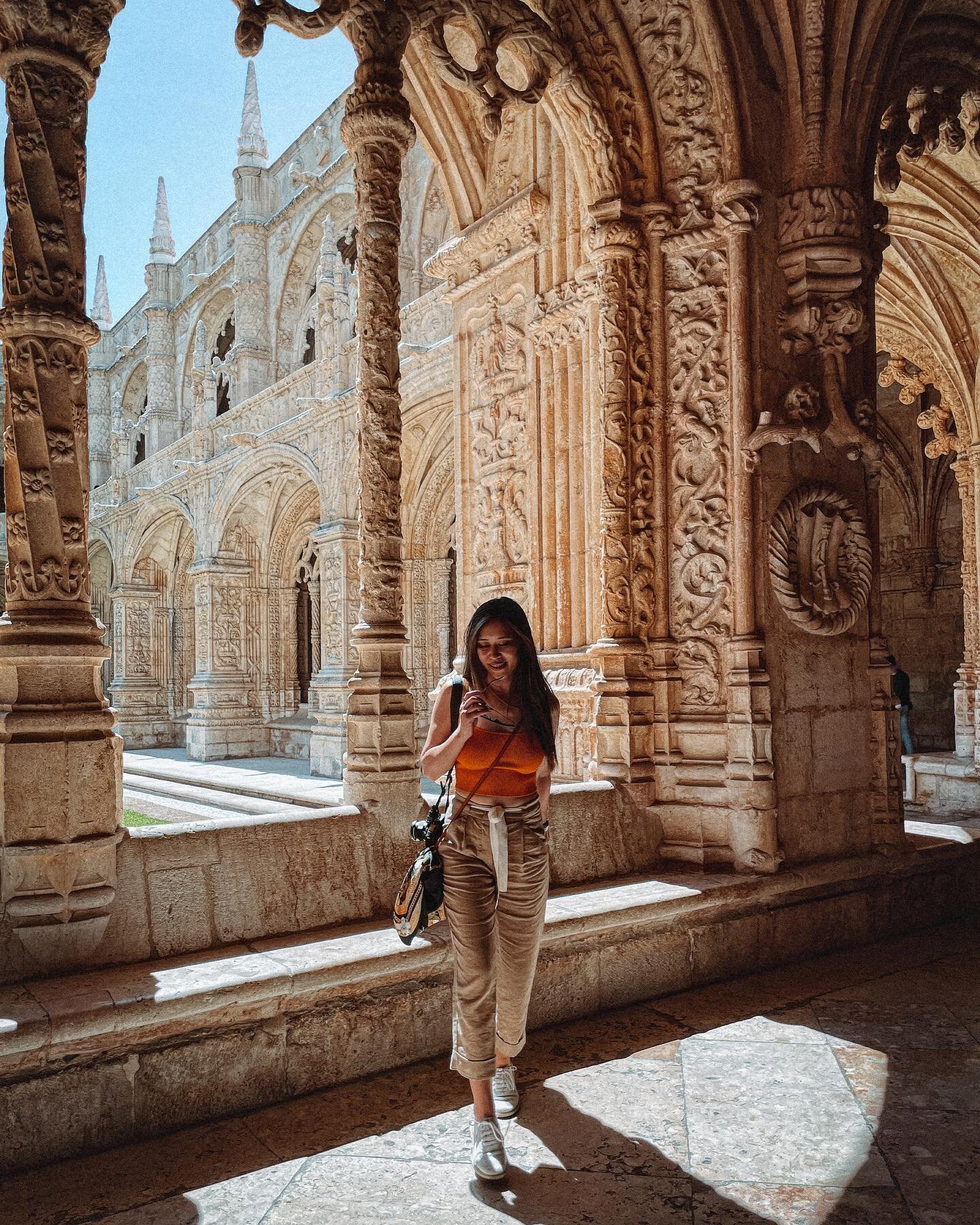 What impeccable detail this place holds 🥰 I&rsquo;m in love with light that plays with the shadows here. #drawmekelogs