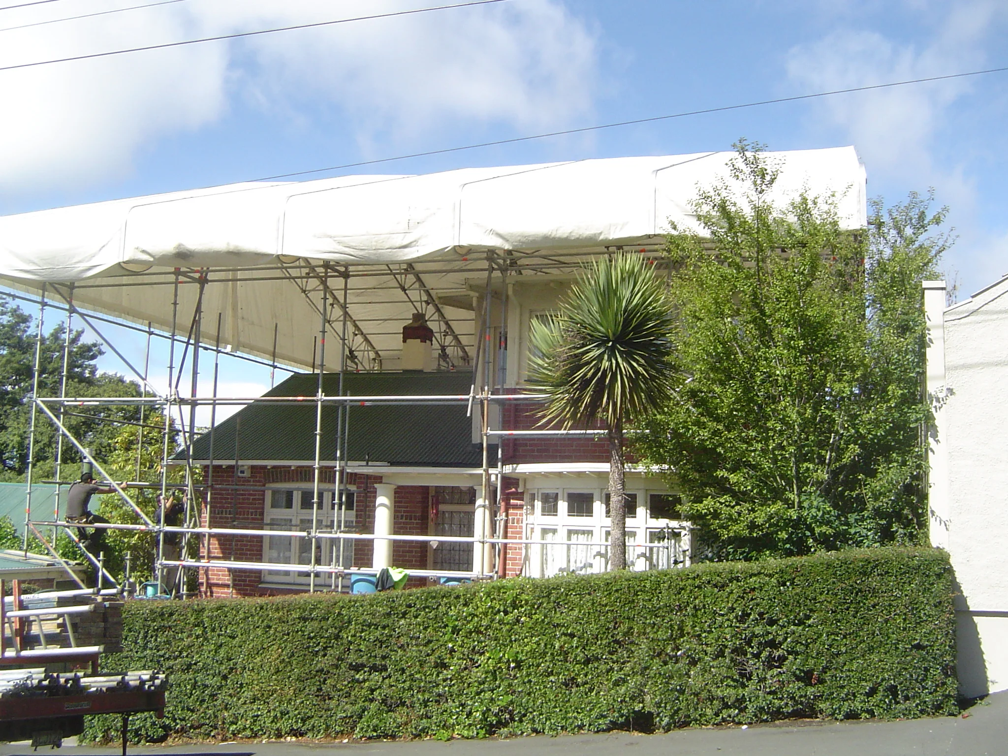  The builders, Fahey Kwiat Ltd, protected both the existing structure and project schedule with a scaffolded all-weather cover. 