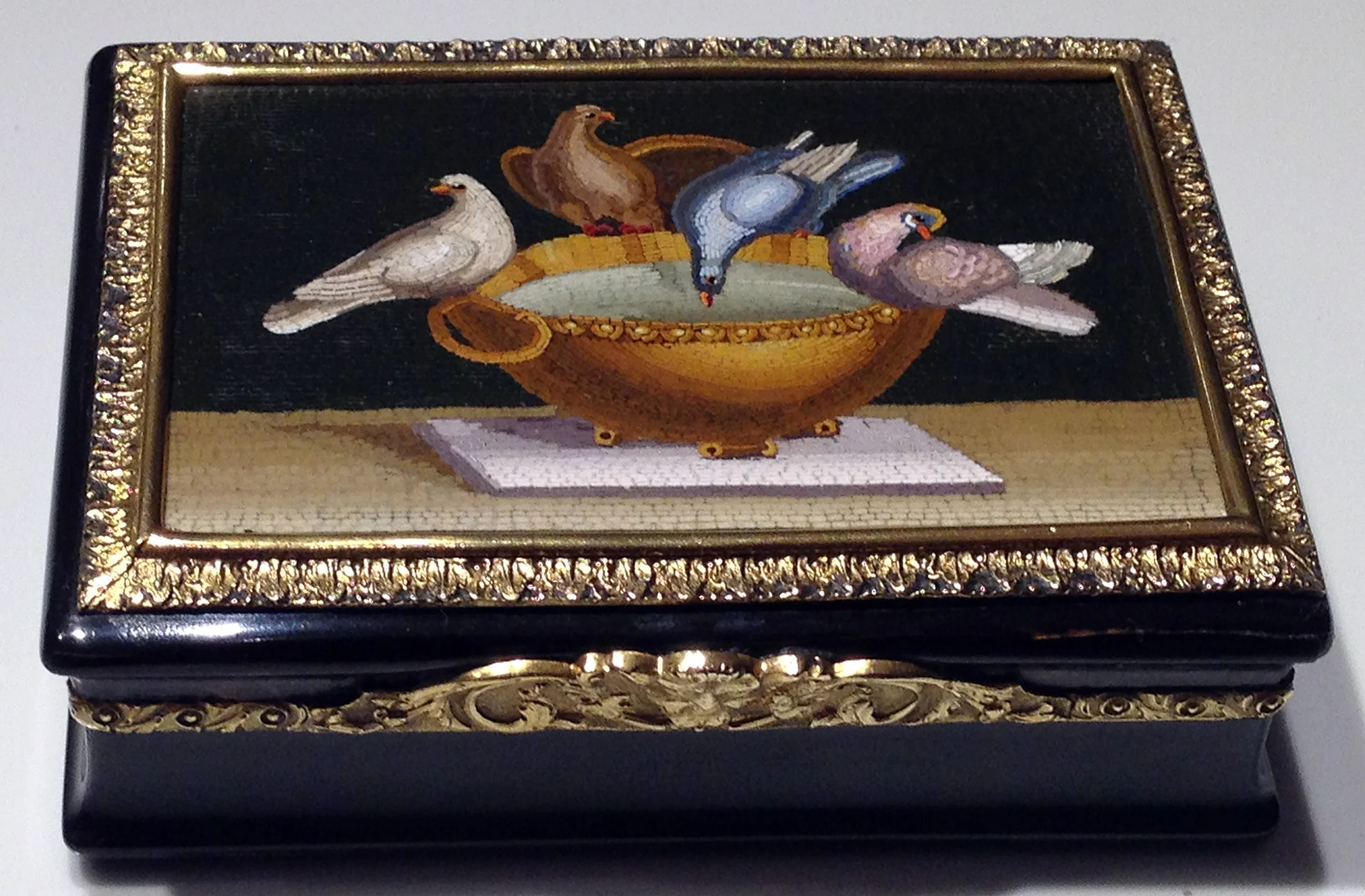 Tabacchiera tartaruga micromosaico Colombe di Plinio rettangolare A.jpg
