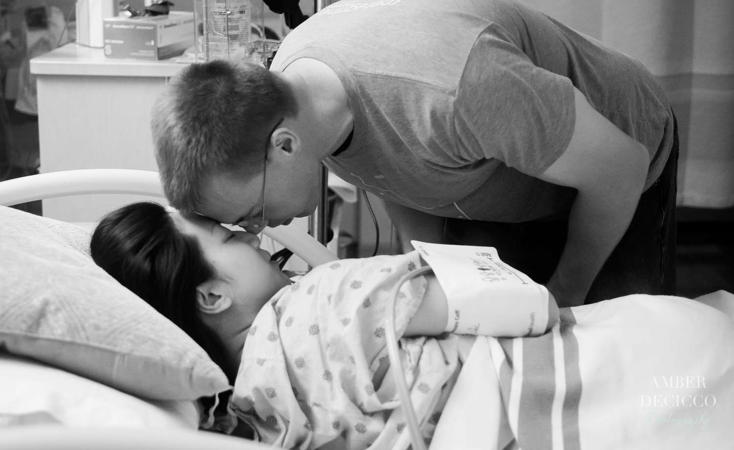 Dad comforts his wife during labor | Birth Photography ©Amber DeCicco Photography