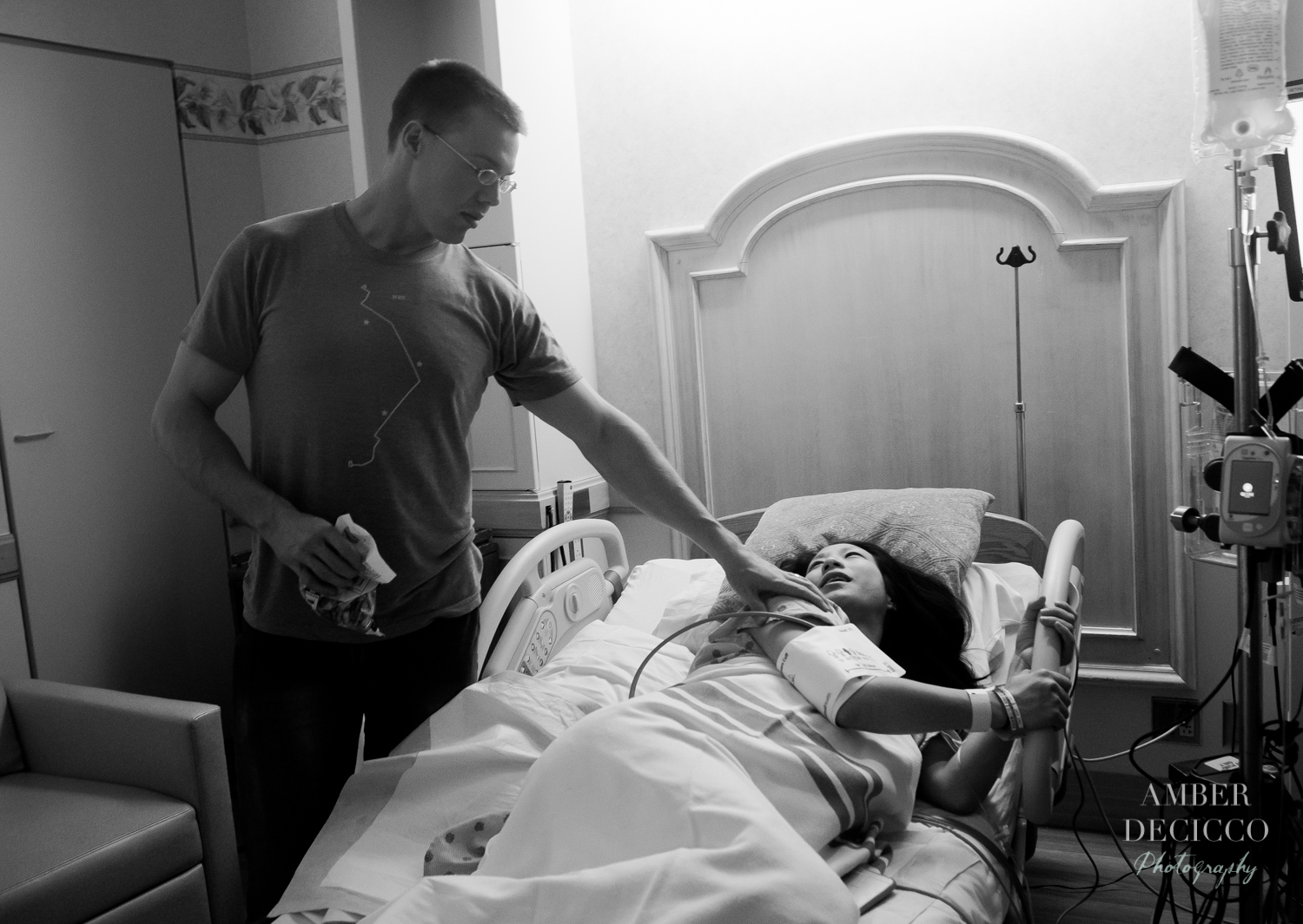 Dad comforts mom during labor | Birth Photography ©Amber DeCicco Photography