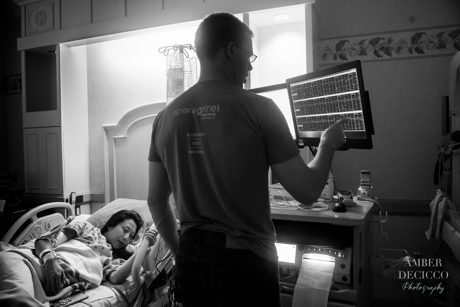 Dad monitors the babies heart rate in the womb during labor | Birth Photography ©Amber DeCicco Photography