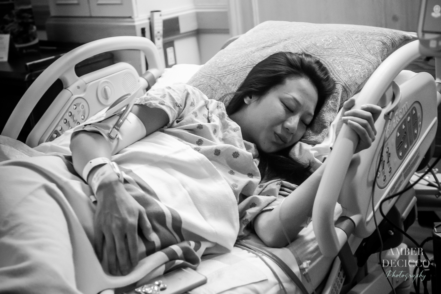 Mom experiences birth pain during labor | Birth Photography ©Amber DeCicco Photography