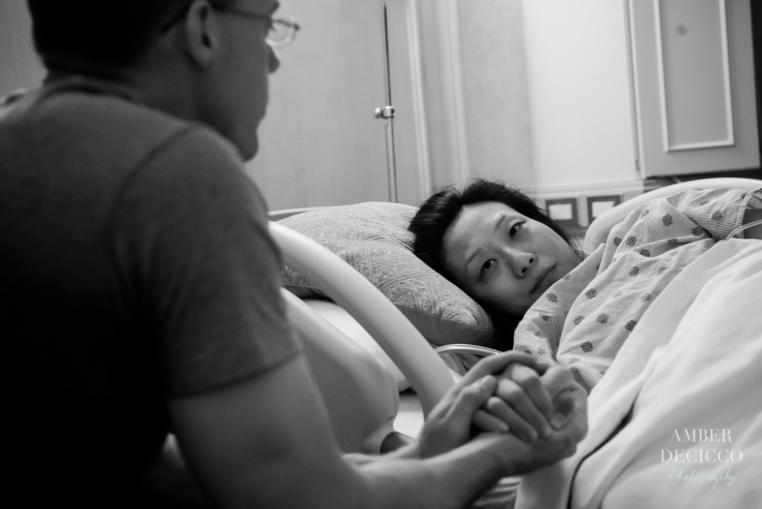 Dad comforts mom during labor | Birth Photography ©Amber DeCicco Photography