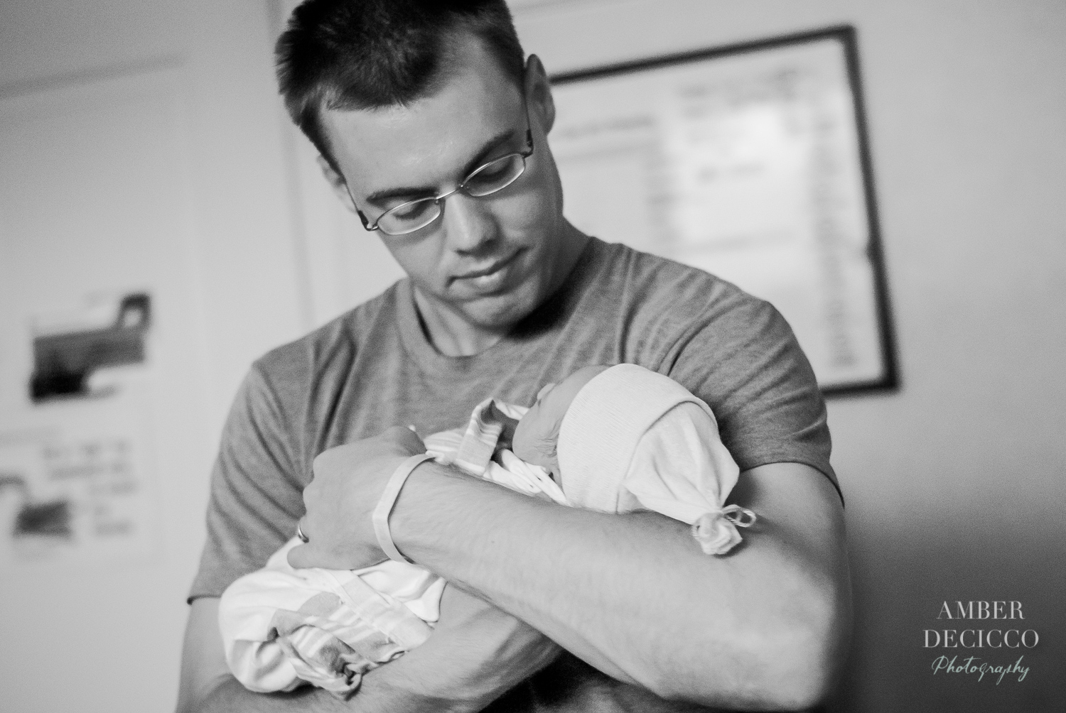 Dad holds his newborn | Birth Photography ©Amber DeCicco Photography