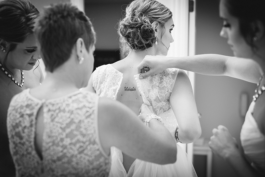 Taylor+Lauryn-Barn-Wedding-Milwaukee-Wedding-Photographer_0020.jpg