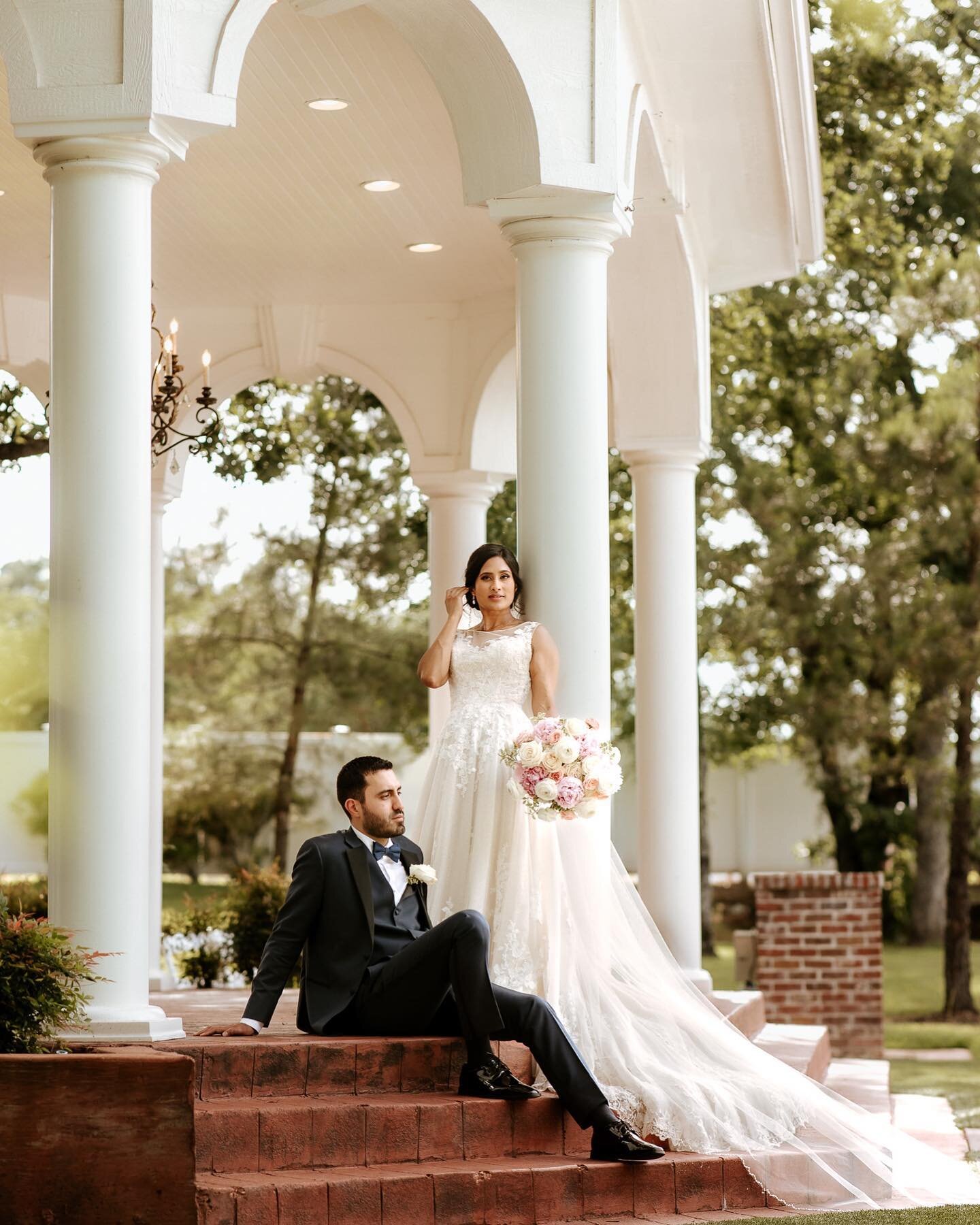 When the wedding day looks like a magazine editorial 🙌
.
.
.
.
.

#dallaswedding #dallasweddingvideographer #dallasweddingphotographer #fortworthwedding #fortworthweddingphotographer #nestatruthfarms #weddingvideo #weddingvideography #weddingvideogr