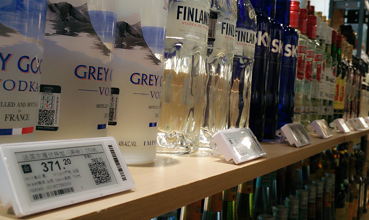 Liquor shelf with electronic shelf labels fixed on stands