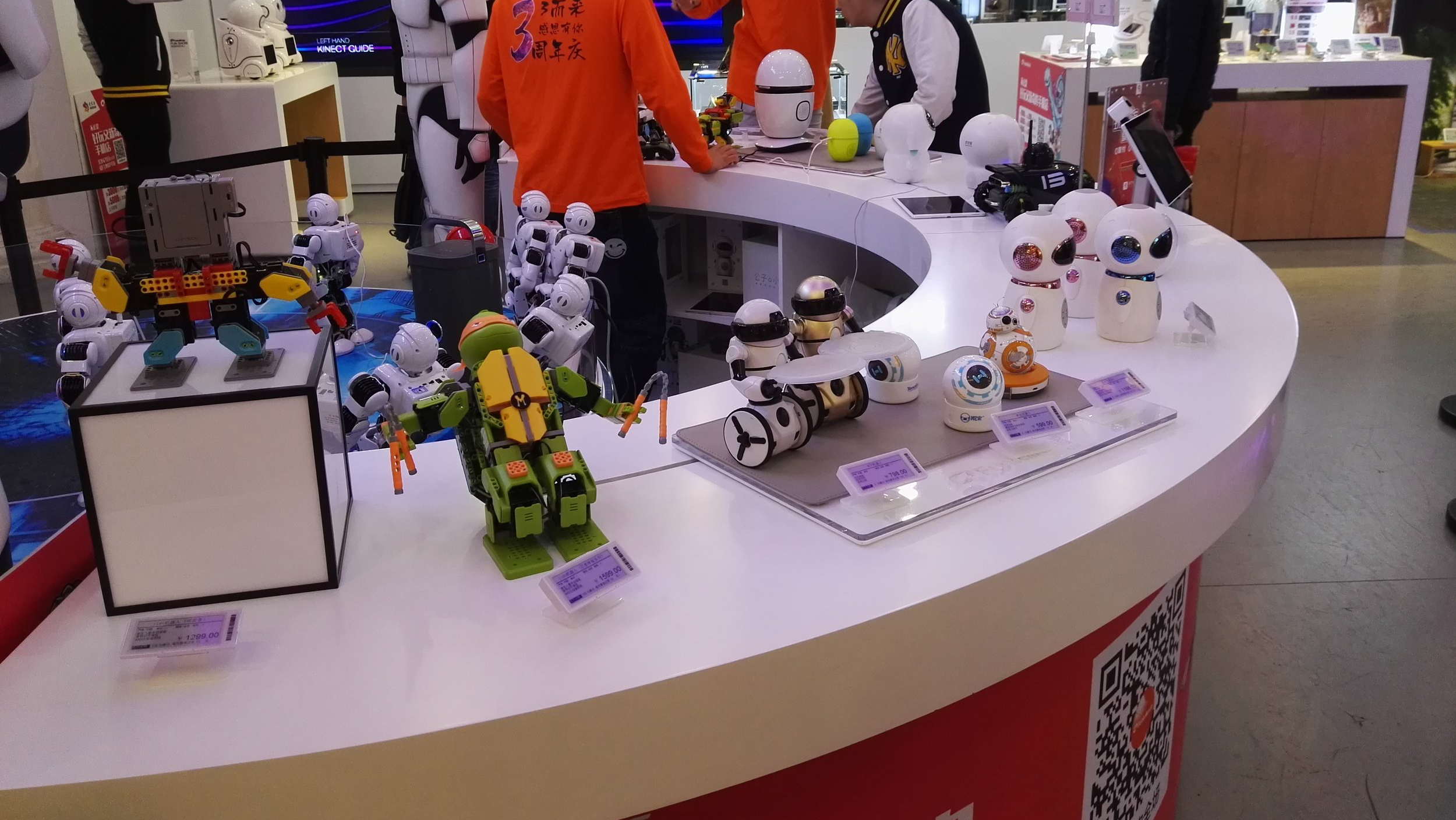 Electronics toys display with ESLs