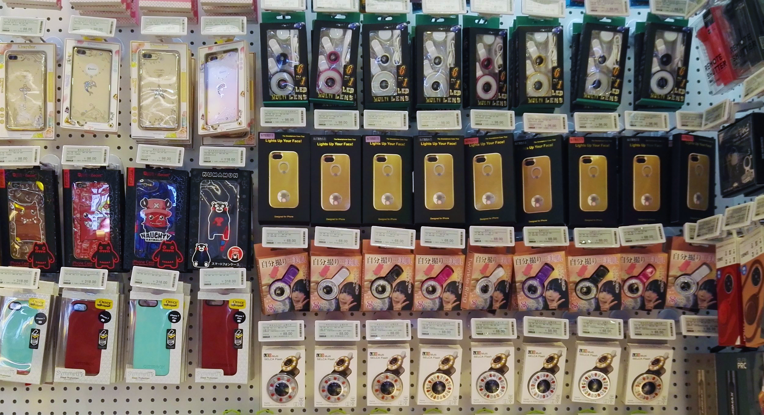 Electronic shelf labels fixed on hook attachments to a phone accessories wall